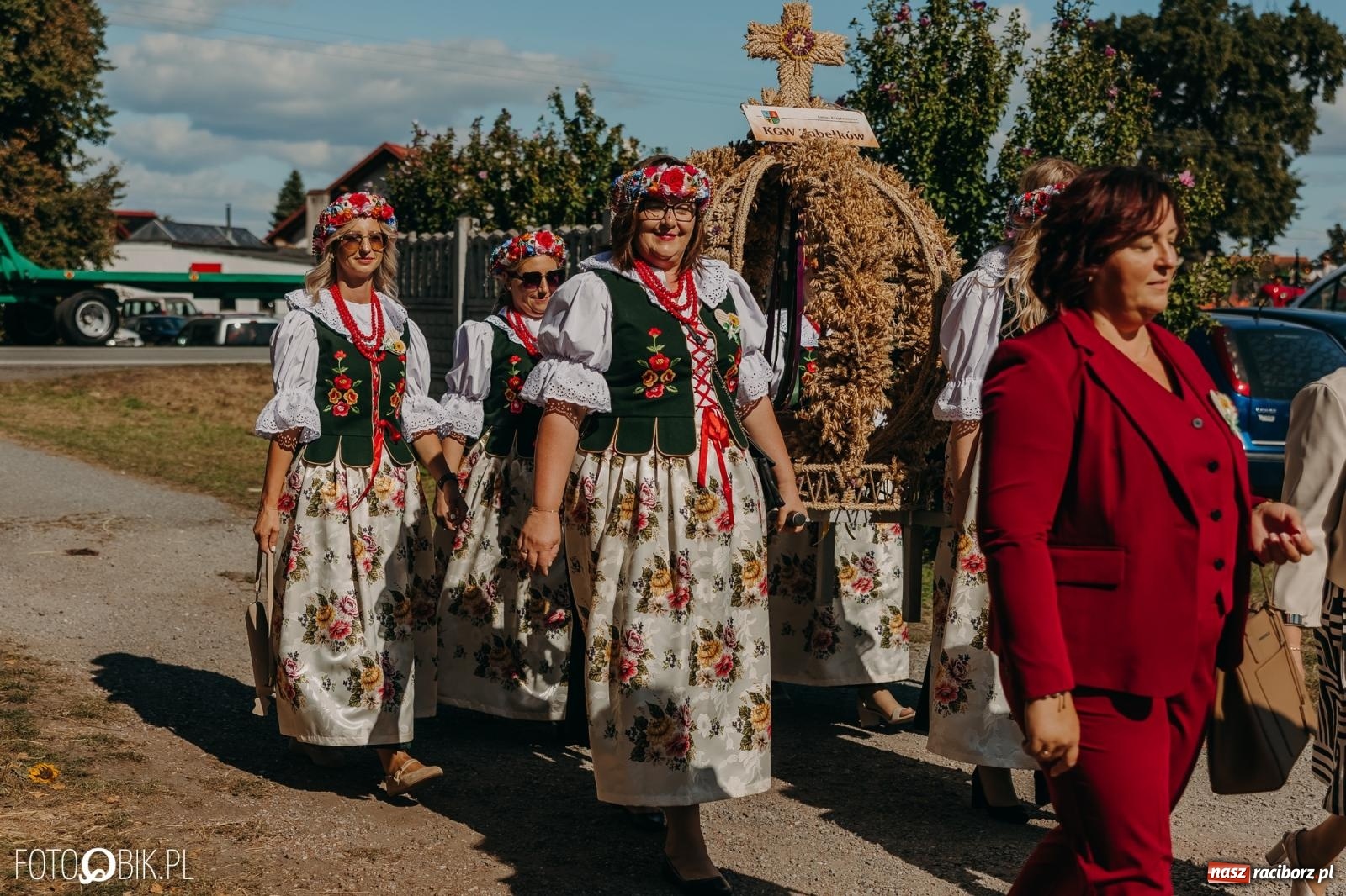Zdjęcie w galerii na portalu naszraciborz.pl: Bieńkowice pokazały, że na śląskiej wsi potrafią się bawić. Korowód pełen humoru i nowoczesnych maszyn wiadomości z regionu