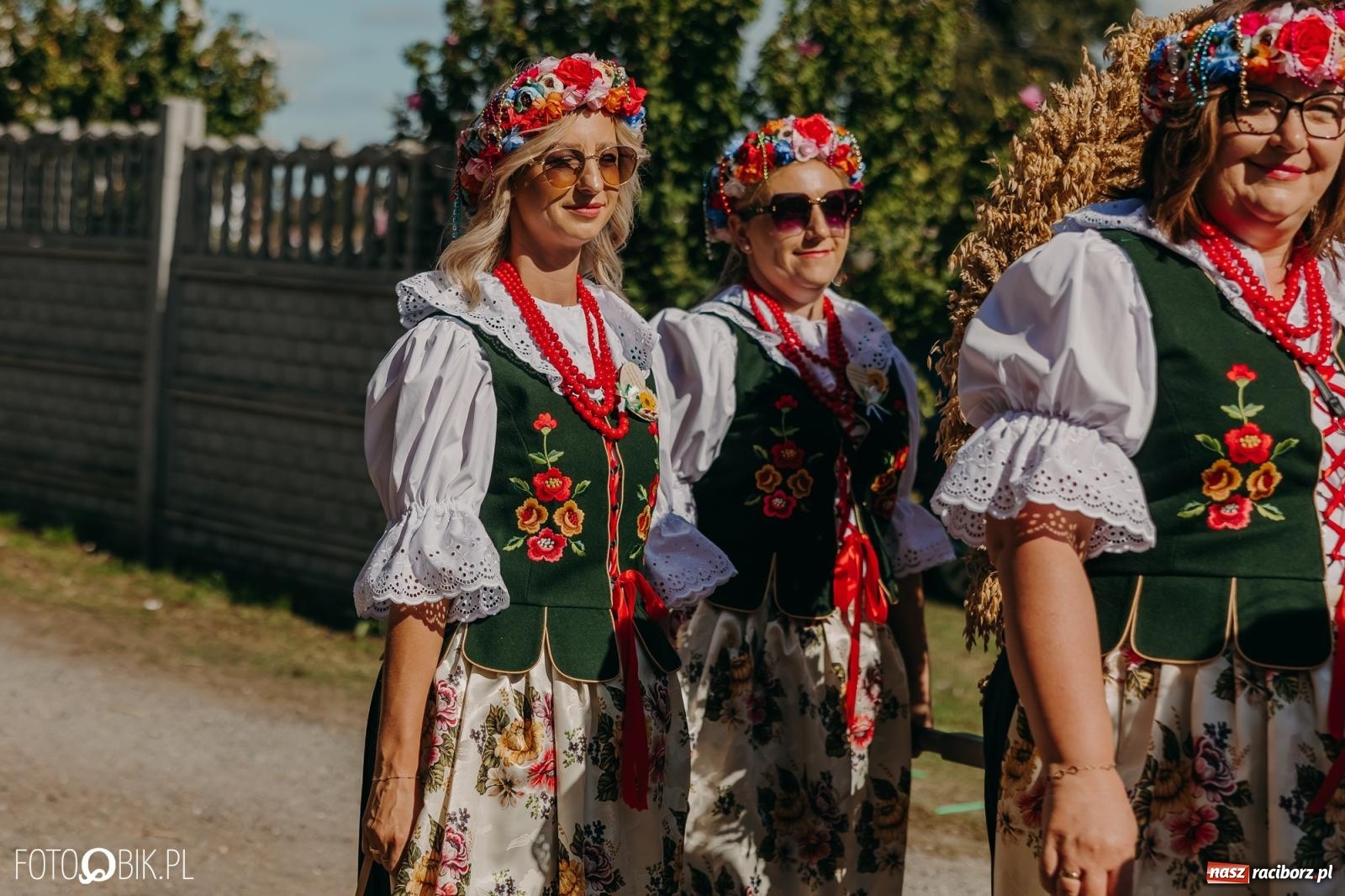 Zdjęcie w galerii na portalu naszraciborz.pl: Bieńkowice pokazały, że na śląskiej wsi potrafią się bawić. Korowód pełen humoru i nowoczesnych maszyn wiadomości z regionu