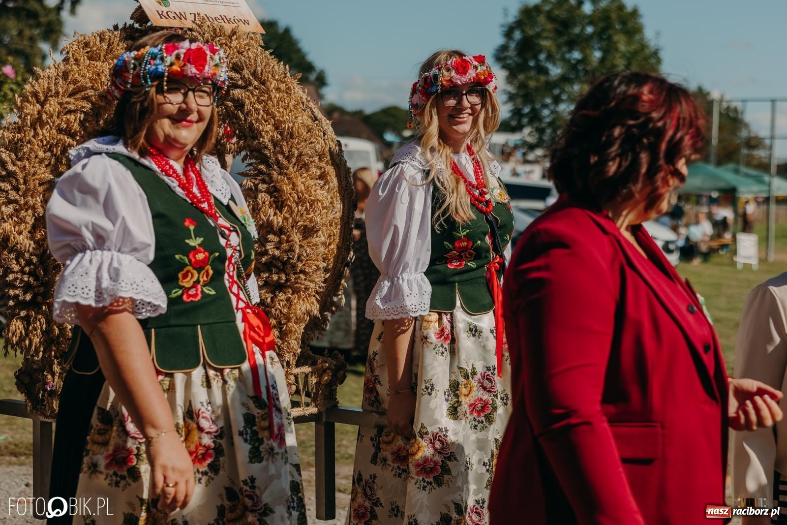 Zdjęcie w galerii na portalu naszraciborz.pl: Bieńkowice pokazały, że na śląskiej wsi potrafią się bawić. Korowód pełen humoru i nowoczesnych maszyn wiadomości z regionu