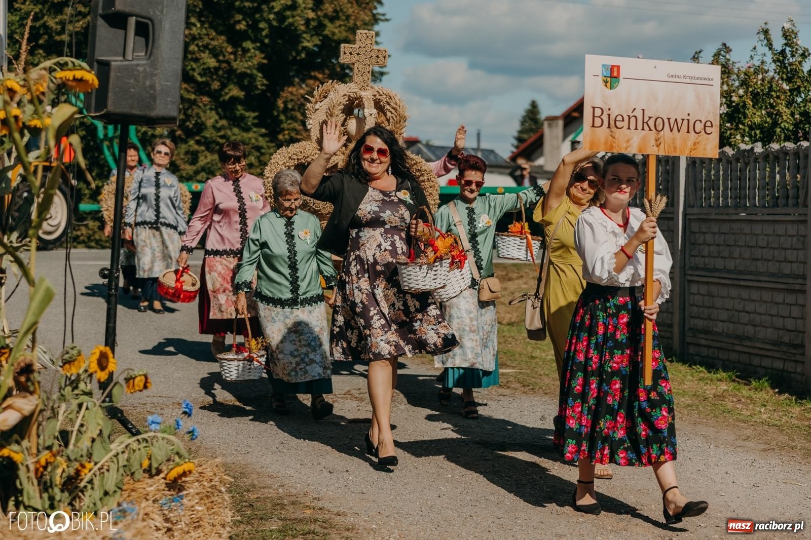 Zdjęcie w galerii na portalu naszraciborz.pl: Bieńkowice pokazały, że na śląskiej wsi potrafią się bawić. Korowód pełen humoru i nowoczesnych maszyn wiadomości z regionu