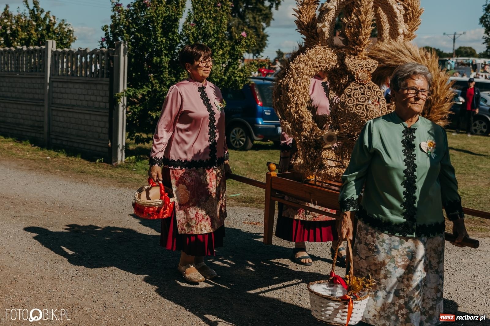 Zdjęcie w galerii na portalu naszraciborz.pl: Bieńkowice pokazały, że na śląskiej wsi potrafią się bawić. Korowód pełen humoru i nowoczesnych maszyn wiadomości z regionu