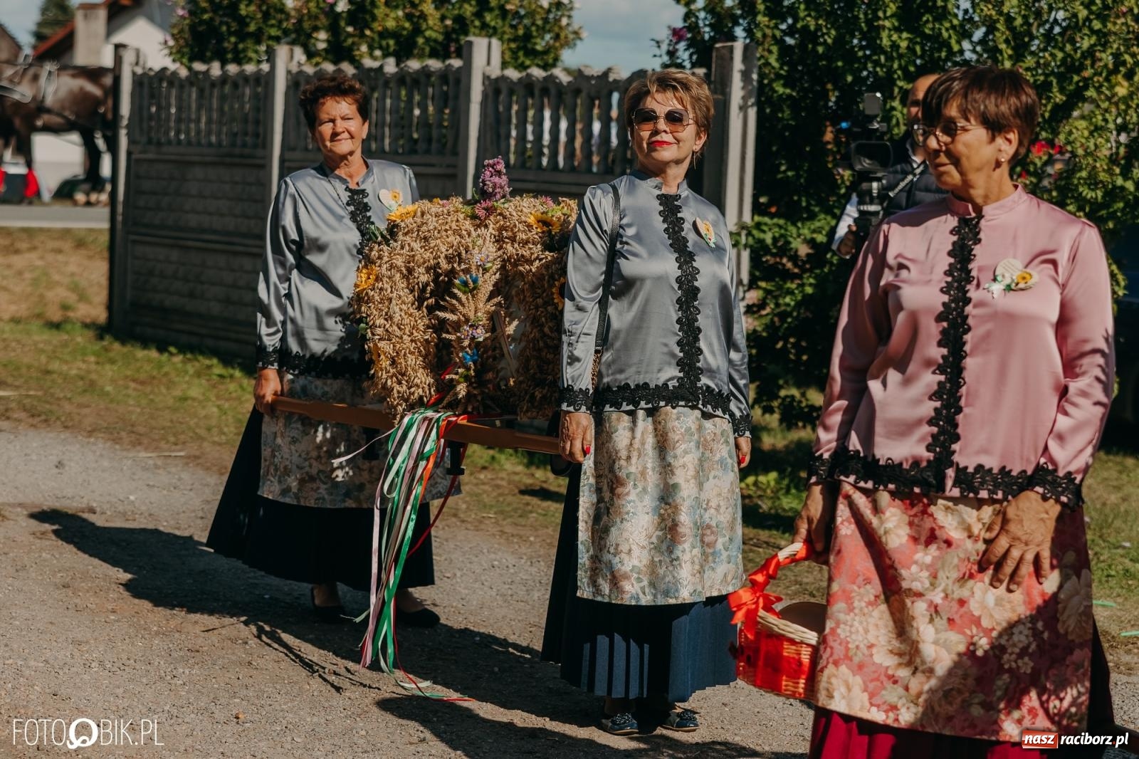 Zdjęcie w galerii na portalu naszraciborz.pl: Bieńkowice pokazały, że na śląskiej wsi potrafią się bawić. Korowód pełen humoru i nowoczesnych maszyn wiadomości z regionu