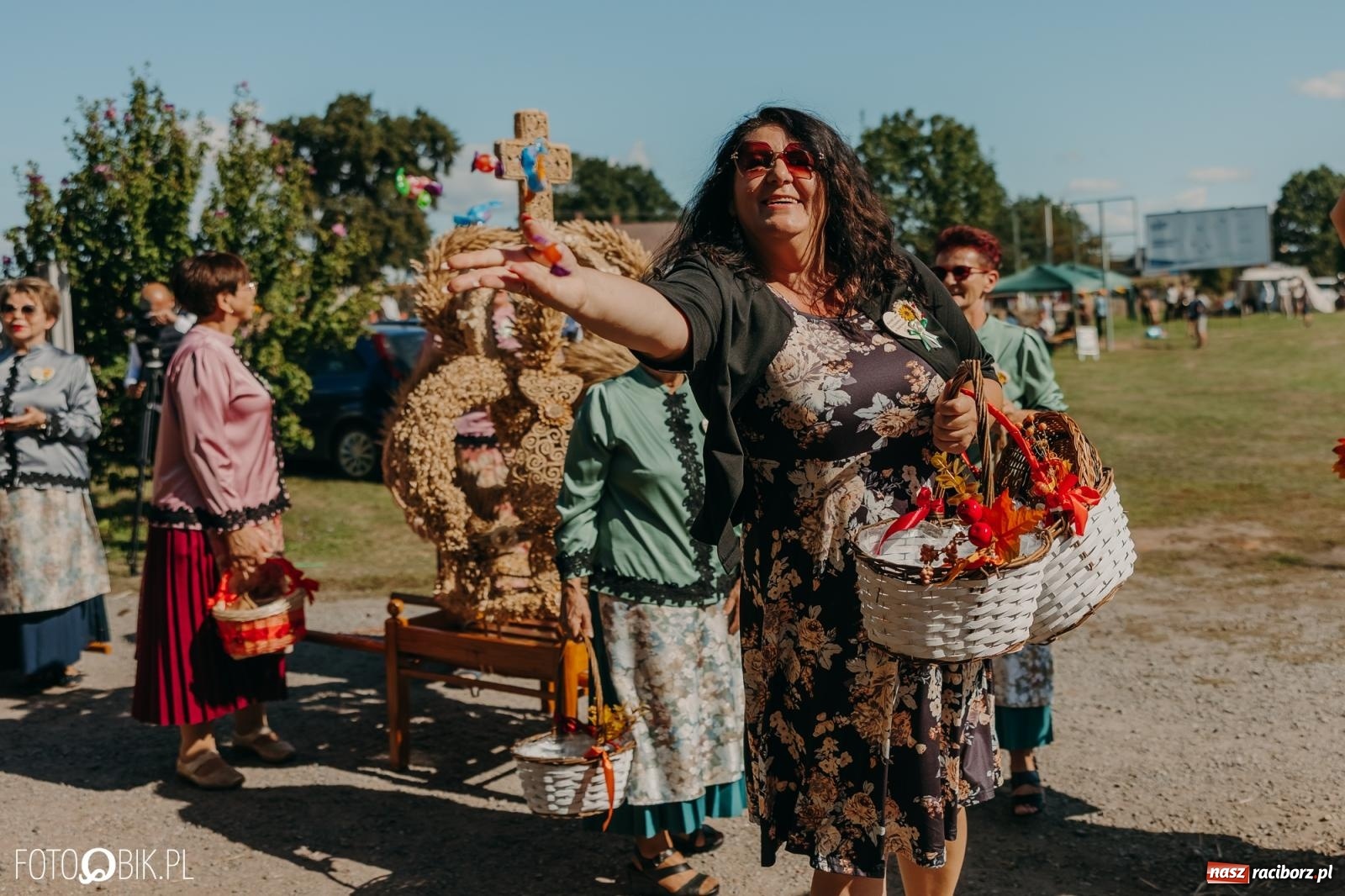 Zdjęcie w galerii na portalu naszraciborz.pl: Bieńkowice pokazały, że na śląskiej wsi potrafią się bawić. Korowód pełen humoru i nowoczesnych maszyn wiadomości z regionu