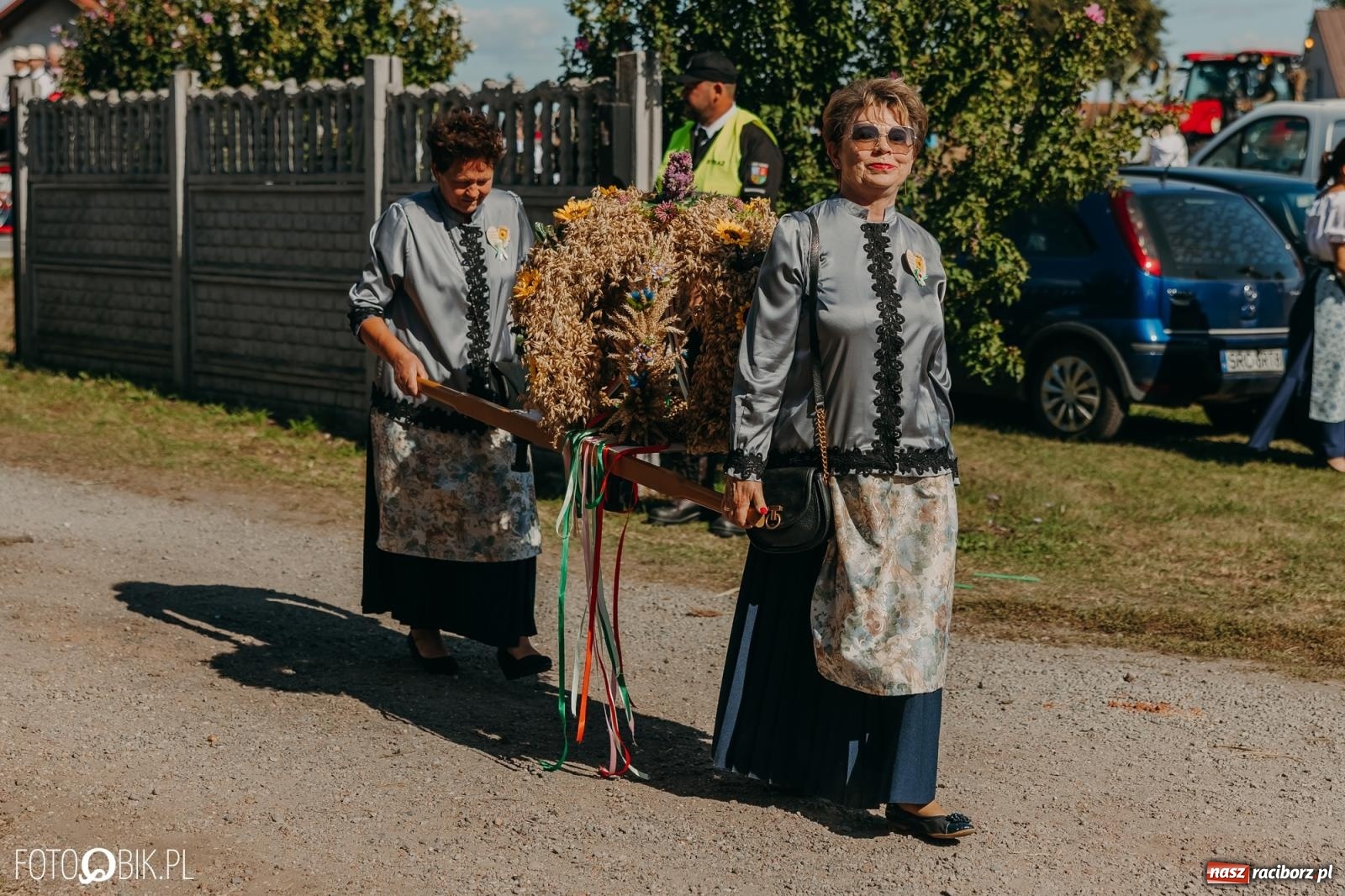 Zdjęcie w galerii na portalu naszraciborz.pl: Bieńkowice pokazały, że na śląskiej wsi potrafią się bawić. Korowód pełen humoru i nowoczesnych maszyn wiadomości z regionu