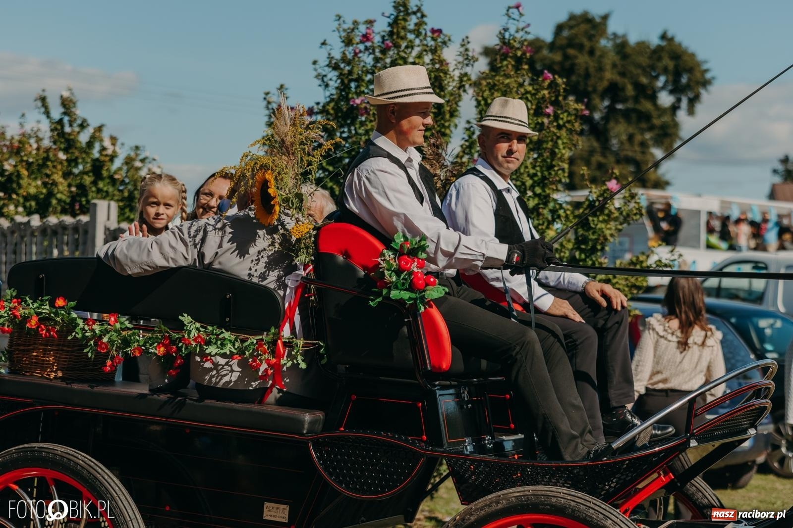 Zdjęcie w galerii na portalu naszraciborz.pl: Bieńkowice pokazały, że na śląskiej wsi potrafią się bawić. Korowód pełen humoru i nowoczesnych maszyn wiadomości z regionu
