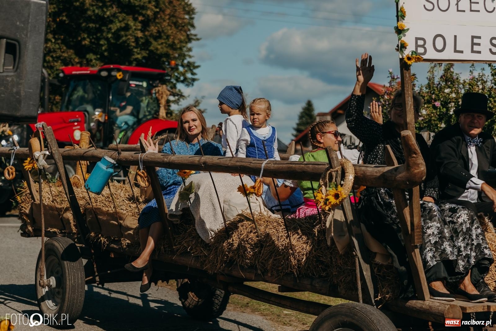 Zdjęcie w galerii na portalu naszraciborz.pl: Bieńkowice pokazały, że na śląskiej wsi potrafią się bawić. Korowód pełen humoru i nowoczesnych maszyn wiadomości z regionu