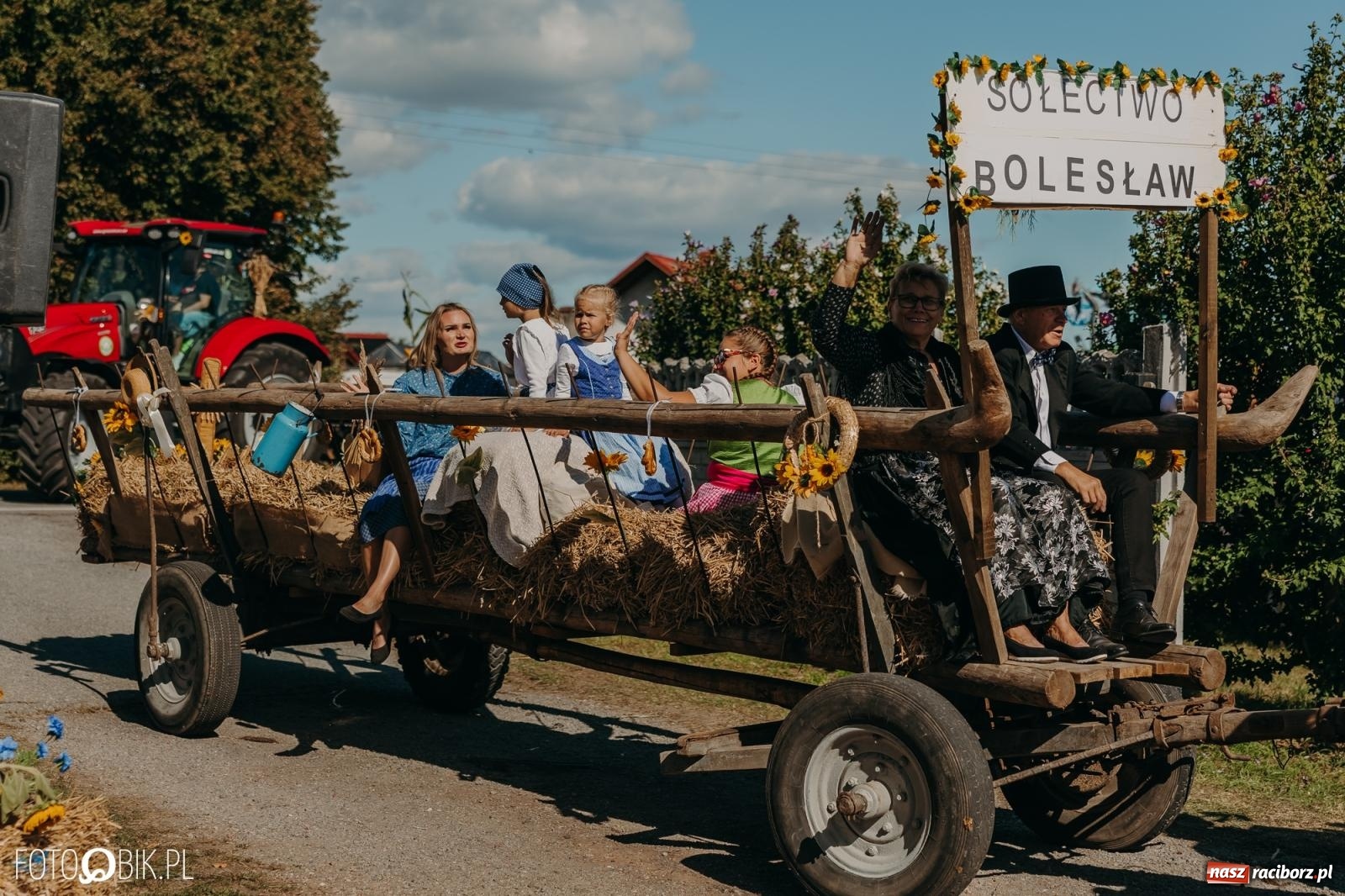 Zdjęcie w galerii na portalu naszraciborz.pl: Bieńkowice pokazały, że na śląskiej wsi potrafią się bawić. Korowód pełen humoru i nowoczesnych maszyn wiadomości z regionu
