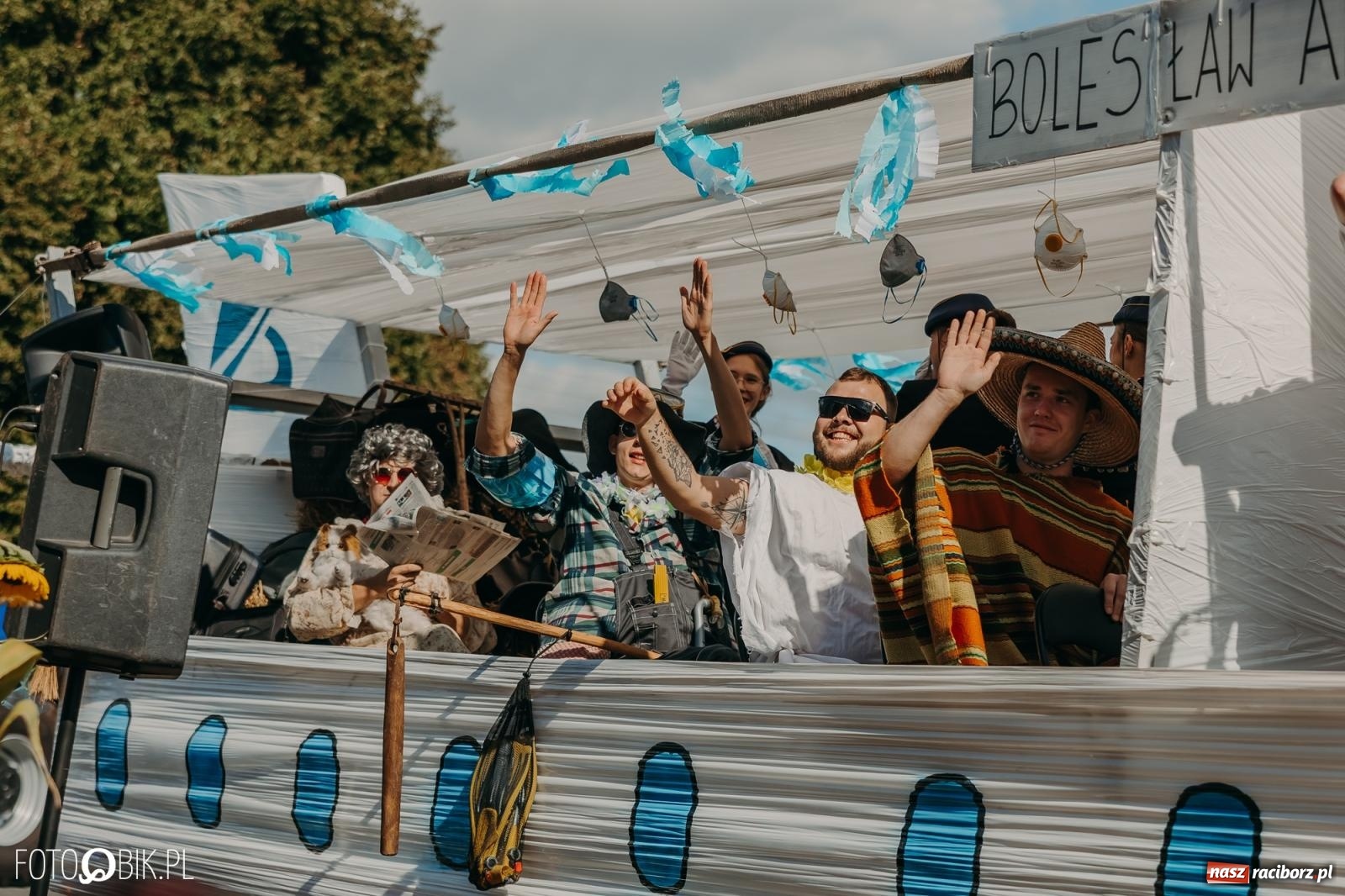 Zdjęcie w galerii na portalu naszraciborz.pl: Bieńkowice pokazały, że na śląskiej wsi potrafią się bawić. Korowód pełen humoru i nowoczesnych maszyn wiadomości z regionu