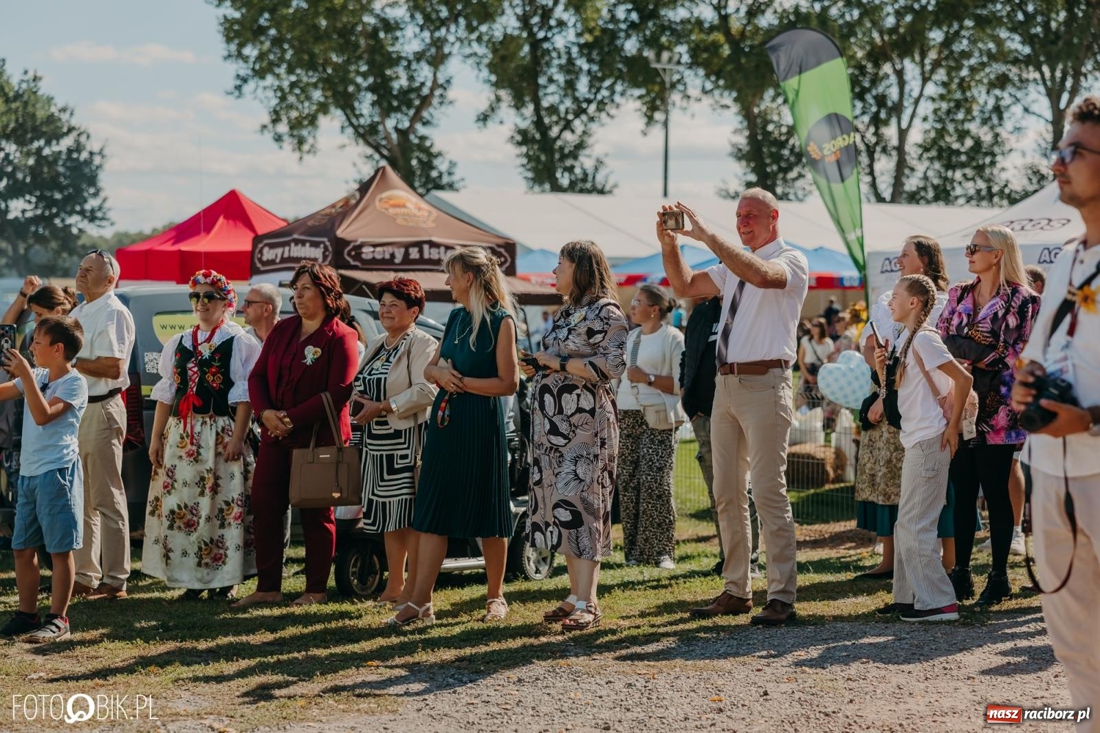 Zdjęcie w galerii na portalu naszraciborz.pl: Bieńkowice pokazały, że na śląskiej wsi potrafią się bawić. Korowód pełen humoru i nowoczesnych maszyn wiadomości z regionu