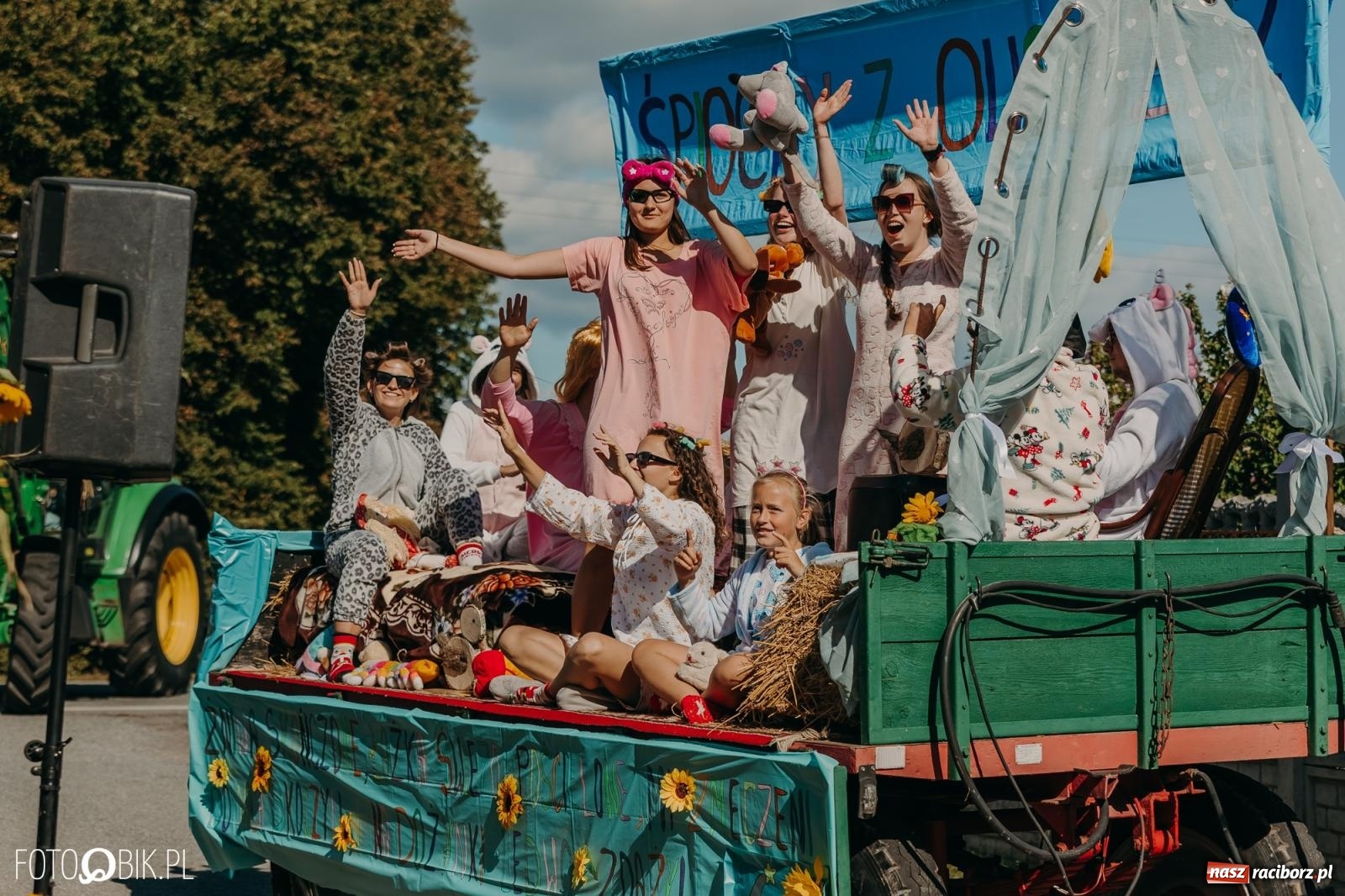 Zdjęcie w galerii na portalu naszraciborz.pl: Bieńkowice pokazały, że na śląskiej wsi potrafią się bawić. Korowód pełen humoru i nowoczesnych maszyn wiadomości z regionu