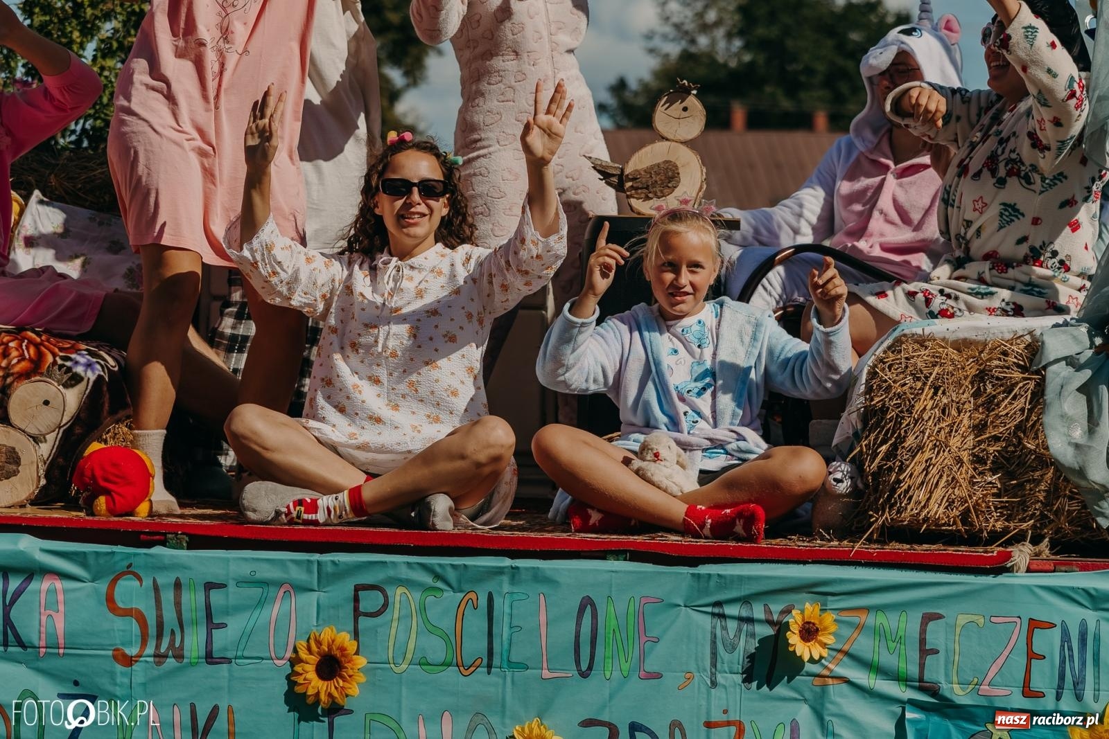 Zdjęcie w galerii na portalu naszraciborz.pl: Bieńkowice pokazały, że na śląskiej wsi potrafią się bawić. Korowód pełen humoru i nowoczesnych maszyn wiadomości z regionu