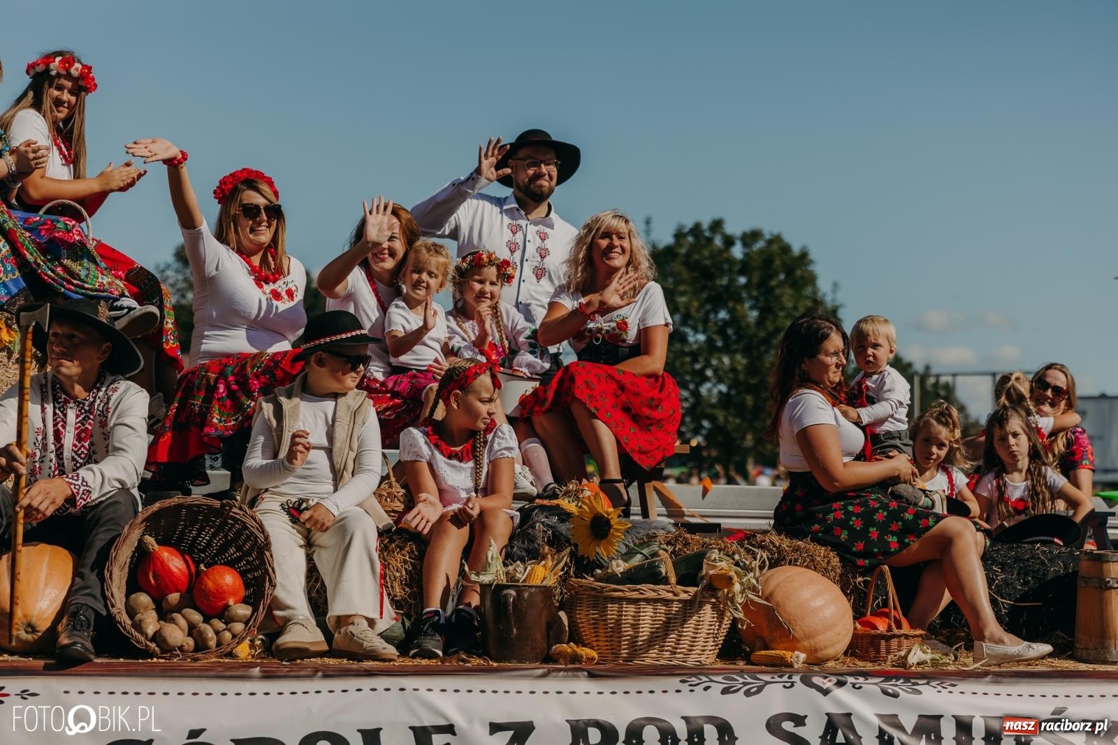 Zdjęcie w galerii na portalu naszraciborz.pl: Bieńkowice pokazały, że na śląskiej wsi potrafią się bawić. Korowód pełen humoru i nowoczesnych maszyn wiadomości z regionu