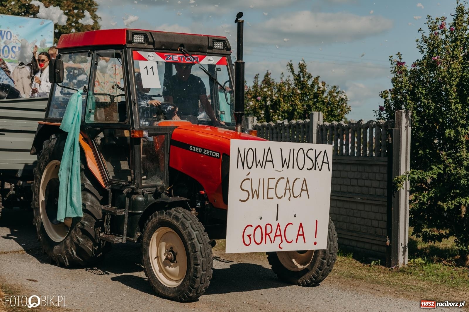 Zdjęcie w galerii na portalu naszraciborz.pl: Bieńkowice pokazały, że na śląskiej wsi potrafią się bawić. Korowód pełen humoru i nowoczesnych maszyn wiadomości z regionu