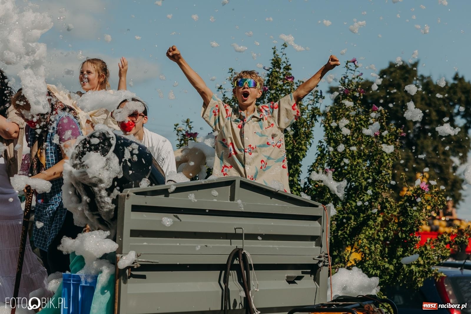 Zdjęcie w galerii na portalu naszraciborz.pl: Bieńkowice pokazały, że na śląskiej wsi potrafią się bawić. Korowód pełen humoru i nowoczesnych maszyn wiadomości z regionu
