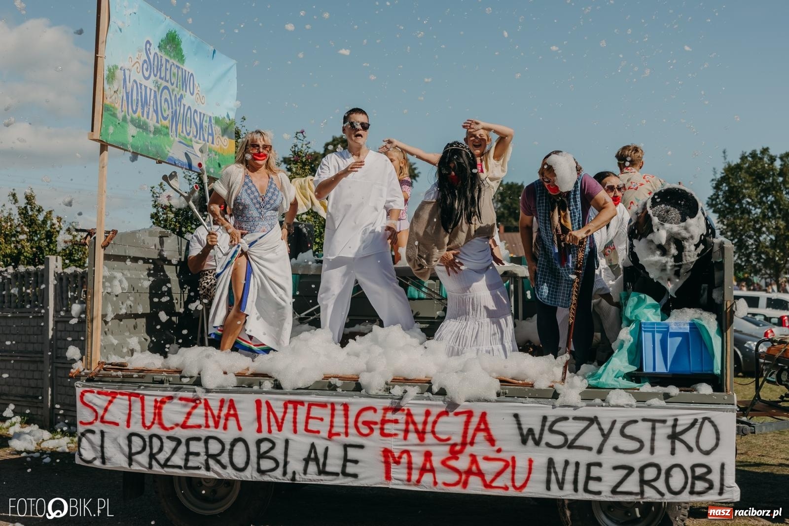 Zdjęcie w galerii na portalu naszraciborz.pl: Bieńkowice pokazały, że na śląskiej wsi potrafią się bawić. Korowód pełen humoru i nowoczesnych maszyn wiadomości z regionu