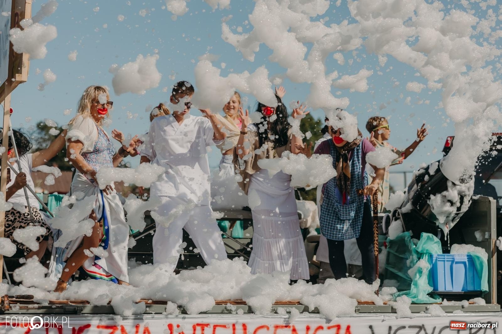 Zdjęcie w galerii na portalu naszraciborz.pl: Bieńkowice pokazały, że na śląskiej wsi potrafią się bawić. Korowód pełen humoru i nowoczesnych maszyn wiadomości z regionu