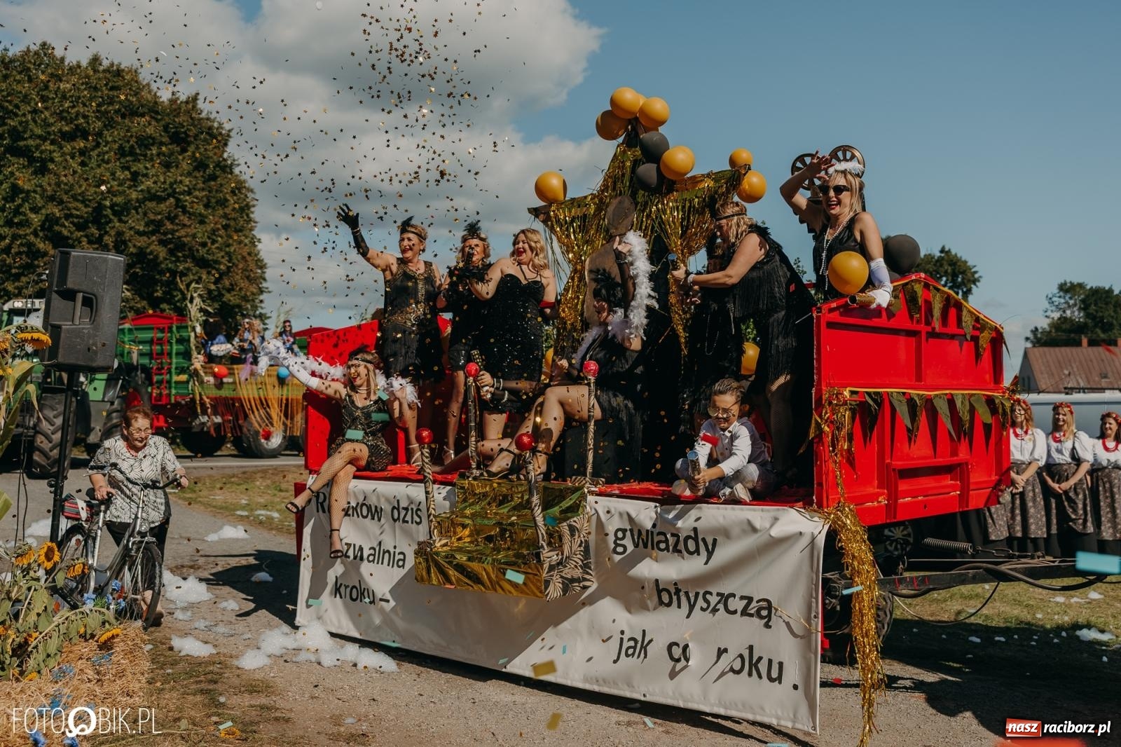 Zdjęcie w galerii na portalu naszraciborz.pl: Bieńkowice pokazały, że na śląskiej wsi potrafią się bawić. Korowód pełen humoru i nowoczesnych maszyn wiadomości z regionu