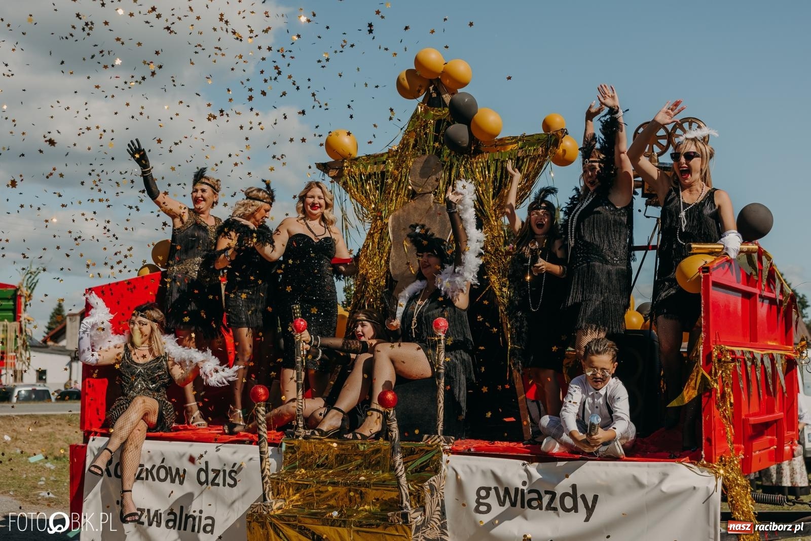 Zdjęcie w galerii na portalu naszraciborz.pl: Bieńkowice pokazały, że na śląskiej wsi potrafią się bawić. Korowód pełen humoru i nowoczesnych maszyn wiadomości z regionu