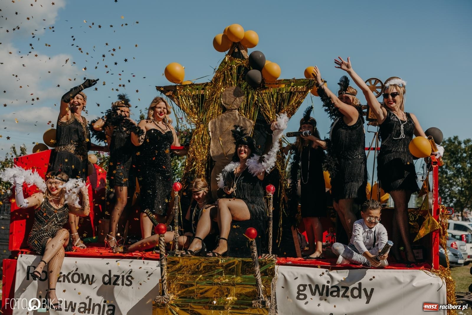 Zdjęcie w galerii na portalu naszraciborz.pl: Bieńkowice pokazały, że na śląskiej wsi potrafią się bawić. Korowód pełen humoru i nowoczesnych maszyn wiadomości z regionu