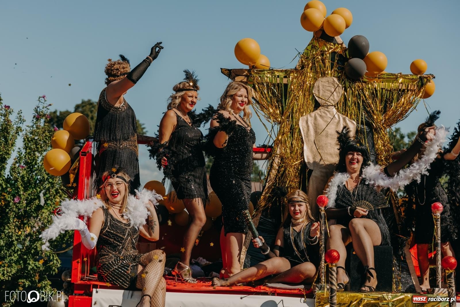 Zdjęcie w galerii na portalu naszraciborz.pl: Bieńkowice pokazały, że na śląskiej wsi potrafią się bawić. Korowód pełen humoru i nowoczesnych maszyn wiadomości z regionu