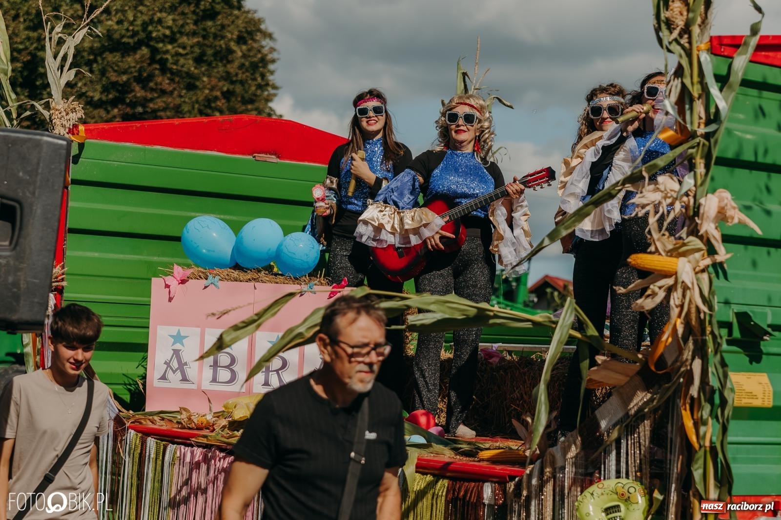 Zdjęcie w galerii na portalu naszraciborz.pl: Bieńkowice pokazały, że na śląskiej wsi potrafią się bawić. Korowód pełen humoru i nowoczesnych maszyn wiadomości z regionu