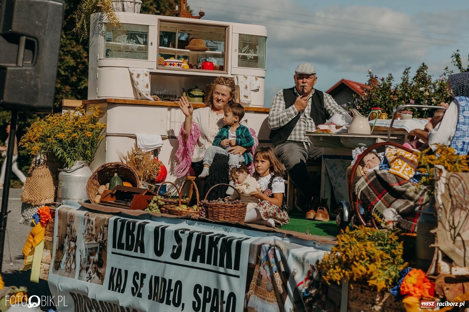 Zdjęcie w galerii na portalu naszraciborz.pl: Bieńkowice pokazały, że na śląskiej wsi potrafią się bawić. Korowód pełen humoru i nowoczesnych maszyn wiadomości z regionu