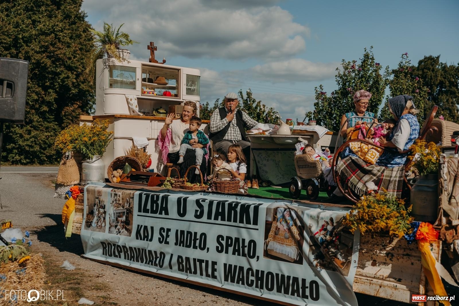 Zdjęcie w galerii na portalu naszraciborz.pl: Bieńkowice pokazały, że na śląskiej wsi potrafią się bawić. Korowód pełen humoru i nowoczesnych maszyn wiadomości z regionu