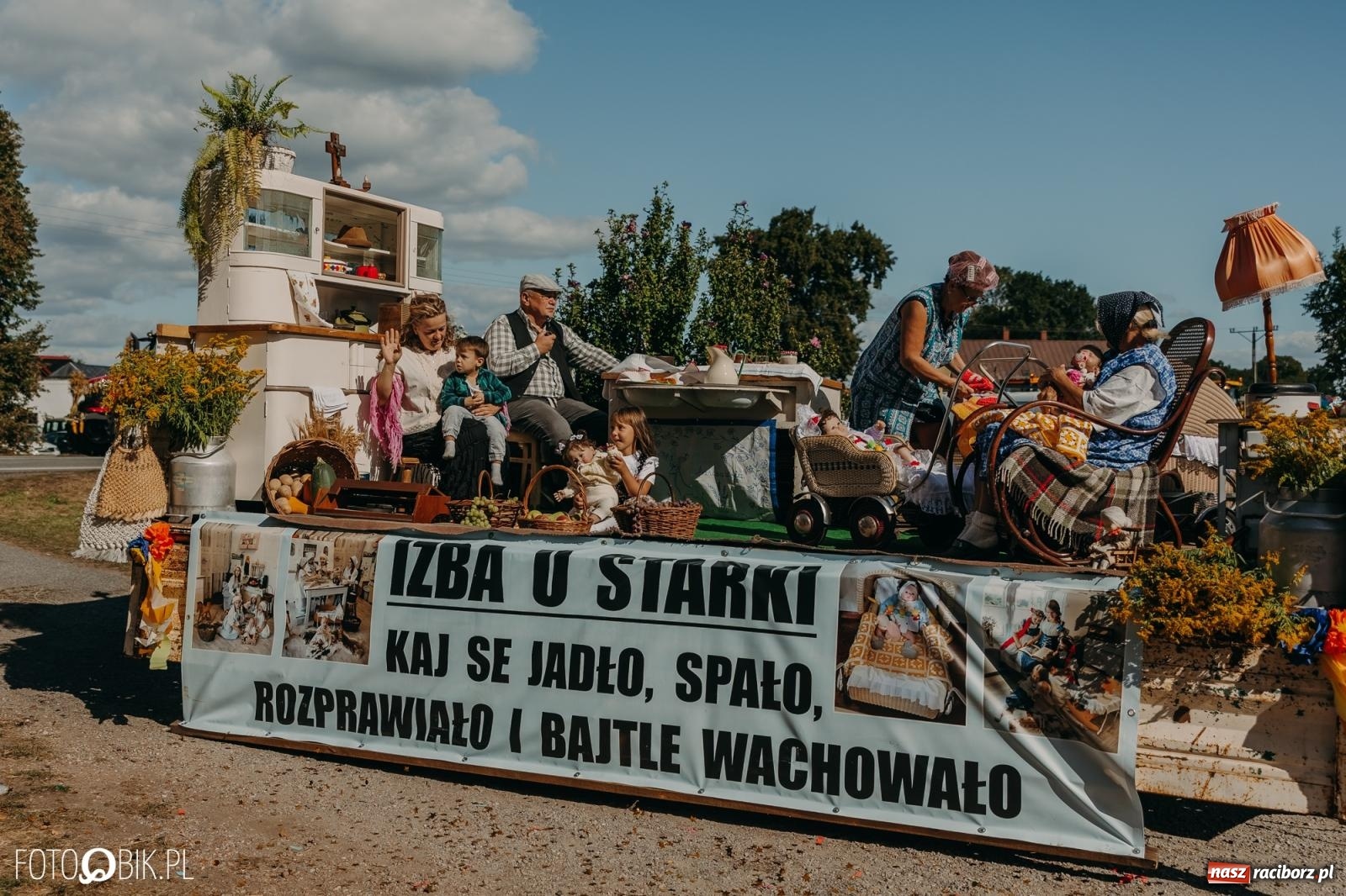 Zdjęcie w galerii na portalu naszraciborz.pl: Bieńkowice pokazały, że na śląskiej wsi potrafią się bawić. Korowód pełen humoru i nowoczesnych maszyn wiadomości z regionu