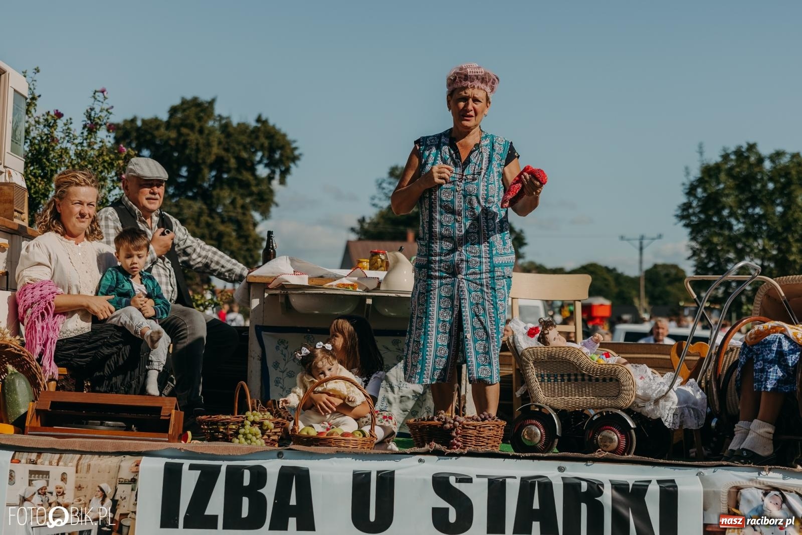 Zdjęcie w galerii na portalu naszraciborz.pl: Bieńkowice pokazały, że na śląskiej wsi potrafią się bawić. Korowód pełen humoru i nowoczesnych maszyn wiadomości z regionu