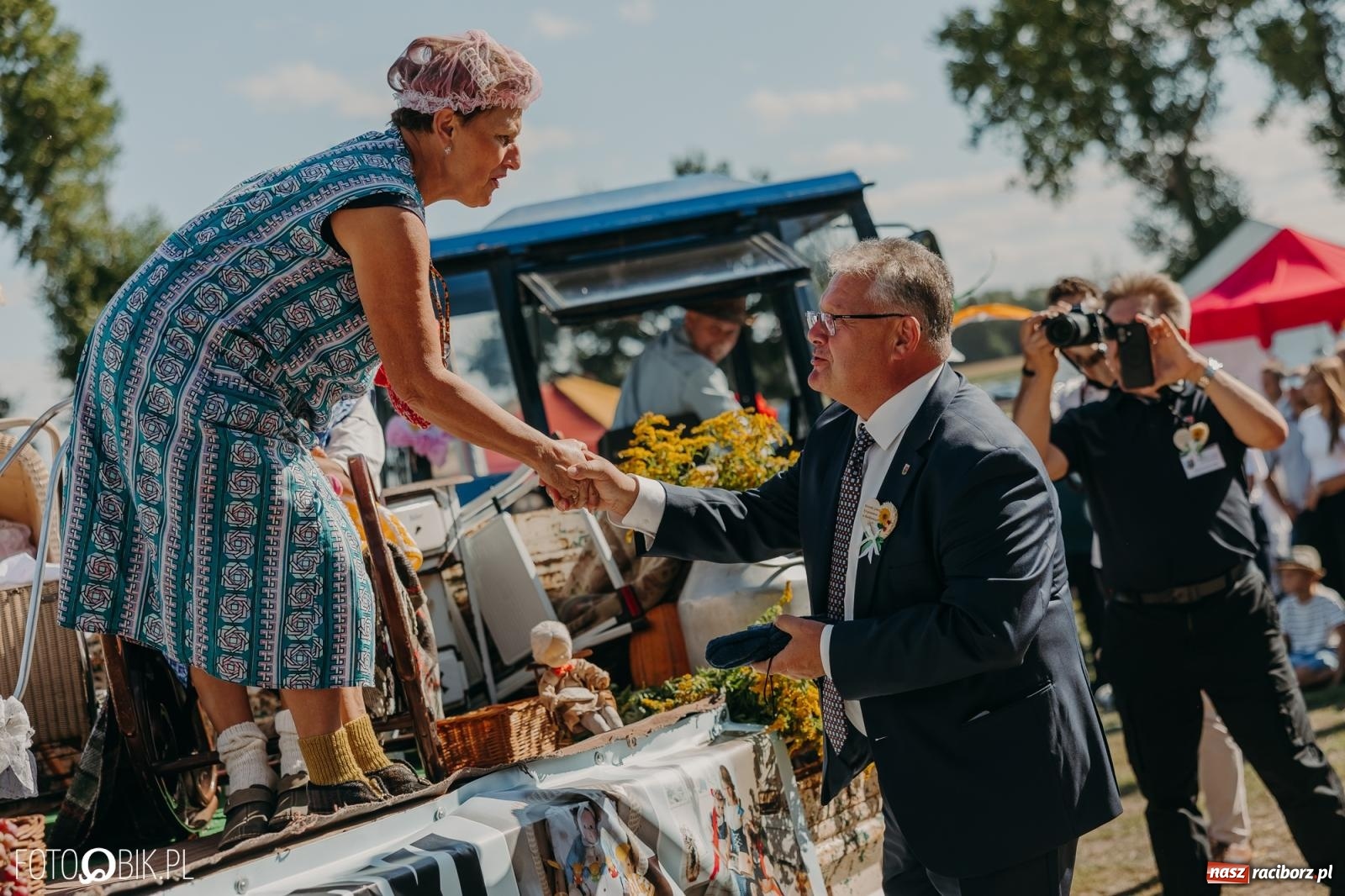 Zdjęcie w galerii na portalu naszraciborz.pl: Bieńkowice pokazały, że na śląskiej wsi potrafią się bawić. Korowód pełen humoru i nowoczesnych maszyn wiadomości z regionu
