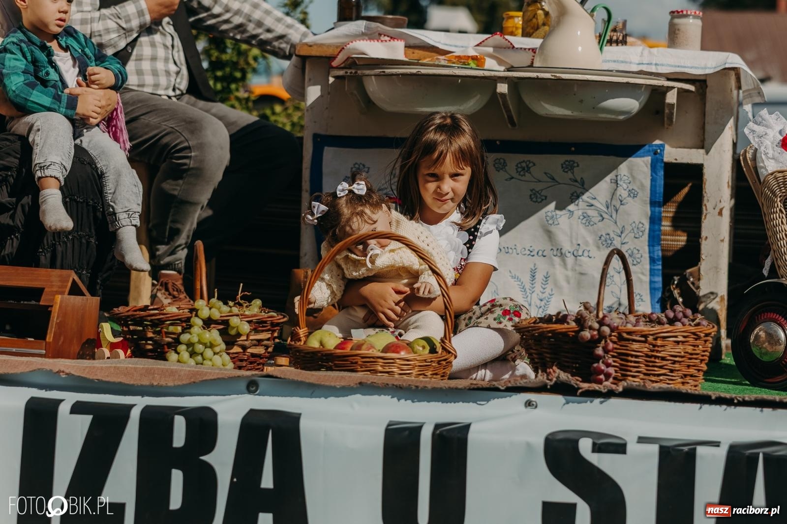 Zdjęcie w galerii na portalu naszraciborz.pl: Bieńkowice pokazały, że na śląskiej wsi potrafią się bawić. Korowód pełen humoru i nowoczesnych maszyn wiadomości z regionu