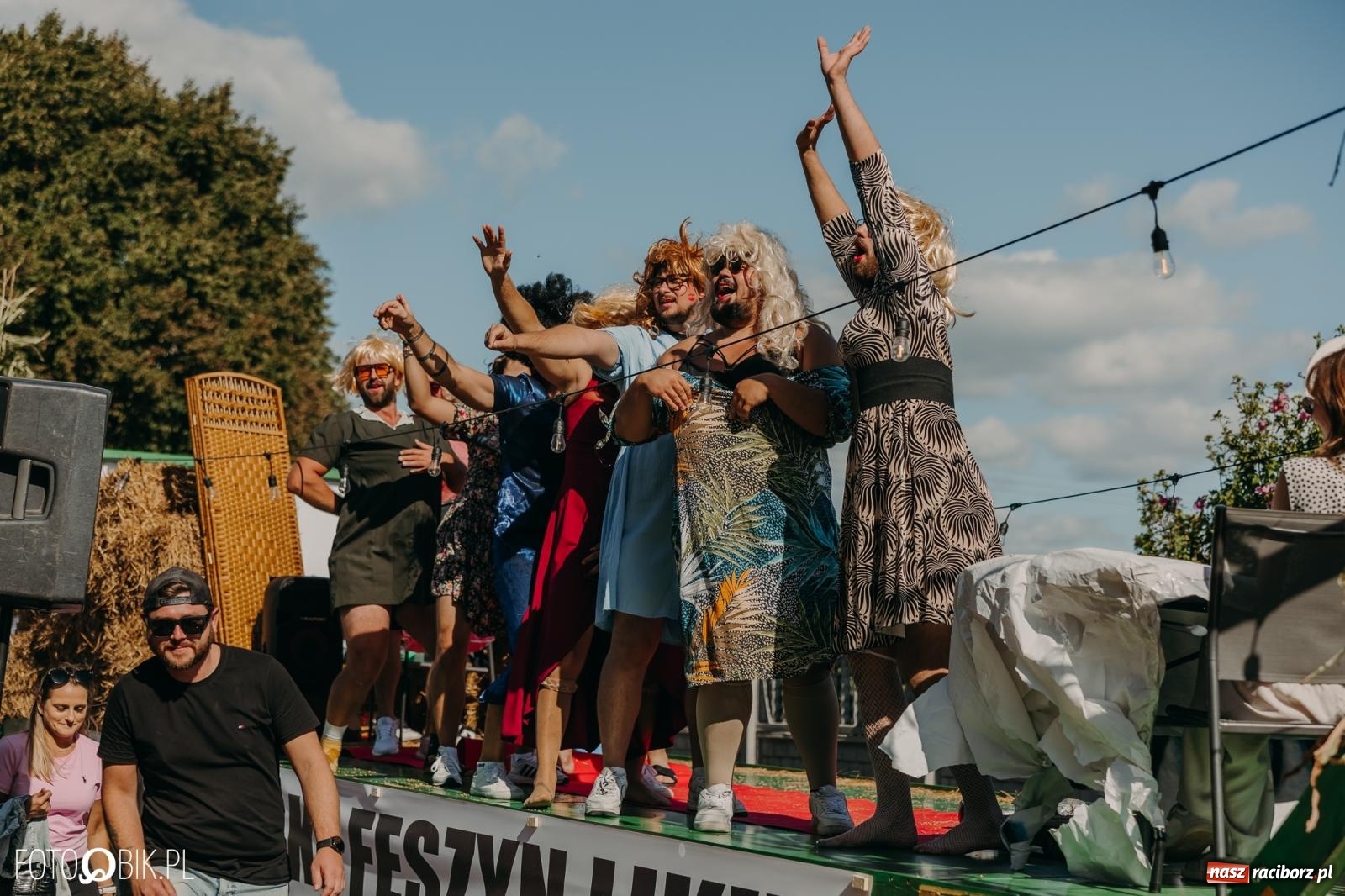 Zdjęcie w galerii na portalu naszraciborz.pl: Bieńkowice pokazały, że na śląskiej wsi potrafią się bawić. Korowód pełen humoru i nowoczesnych maszyn wiadomości z regionu