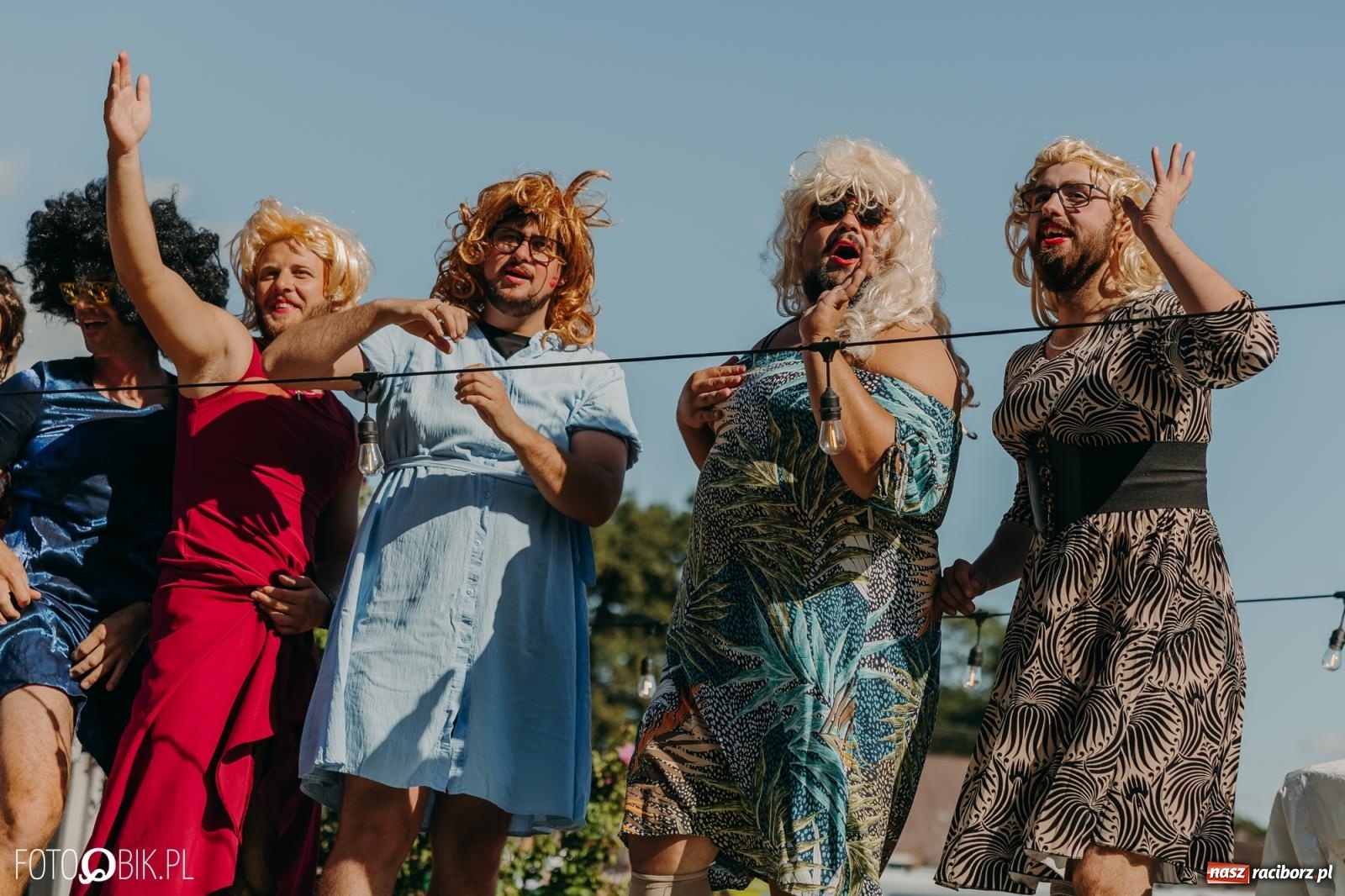 Zdjęcie w galerii na portalu naszraciborz.pl: Bieńkowice pokazały, że na śląskiej wsi potrafią się bawić. Korowód pełen humoru i nowoczesnych maszyn wiadomości z regionu