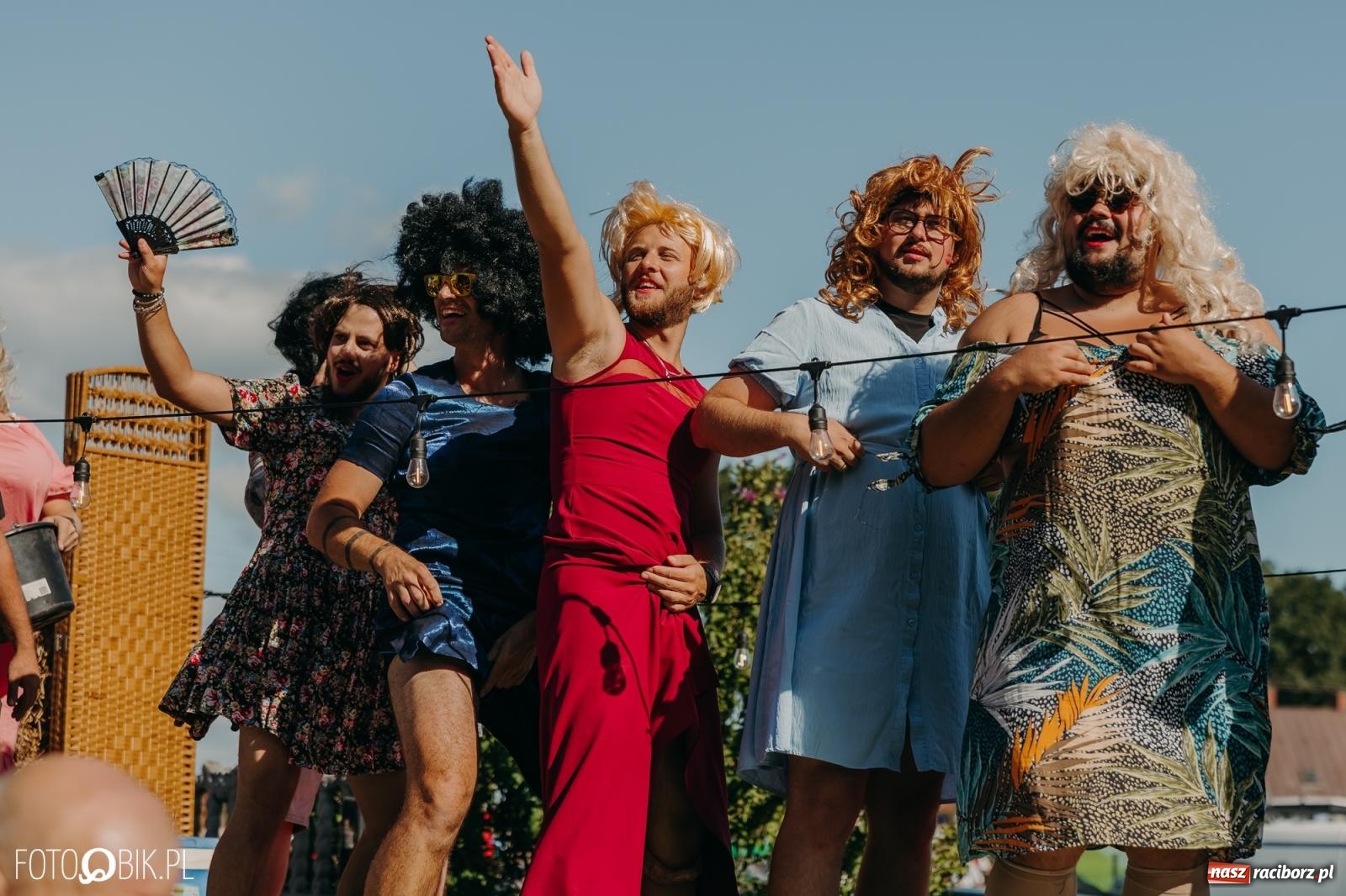 Zdjęcie w galerii na portalu naszraciborz.pl: Bieńkowice pokazały, że na śląskiej wsi potrafią się bawić. Korowód pełen humoru i nowoczesnych maszyn wiadomości z regionu