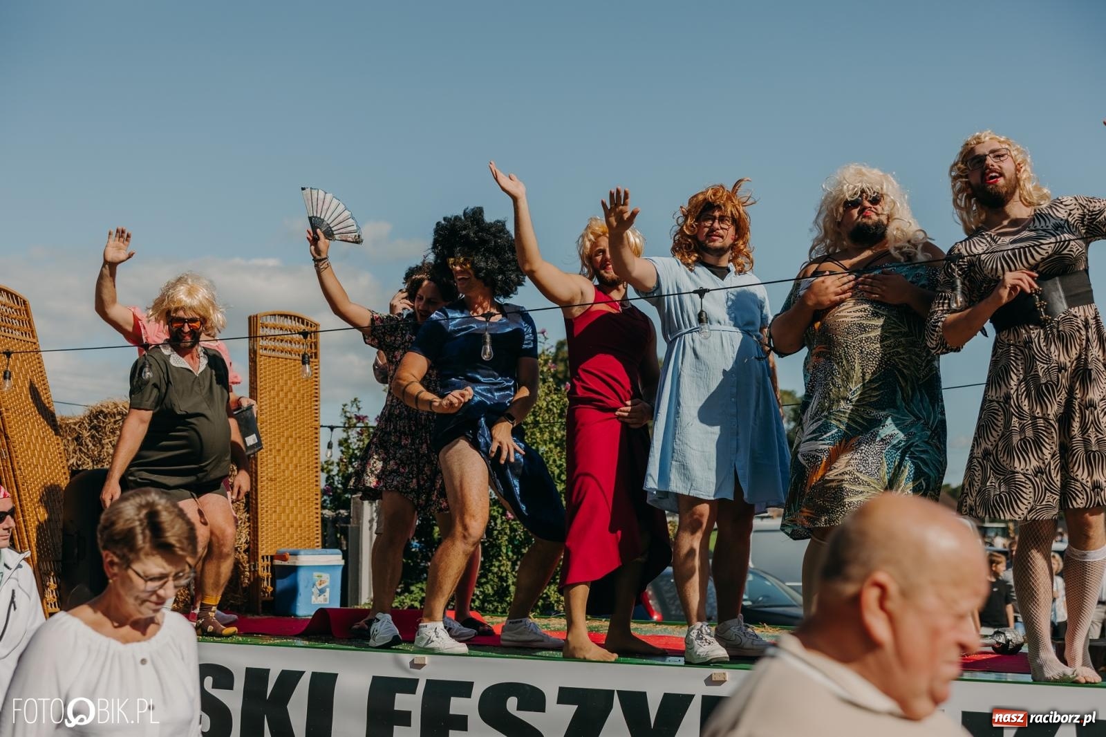 Zdjęcie w galerii na portalu naszraciborz.pl: Bieńkowice pokazały, że na śląskiej wsi potrafią się bawić. Korowód pełen humoru i nowoczesnych maszyn wiadomości z regionu