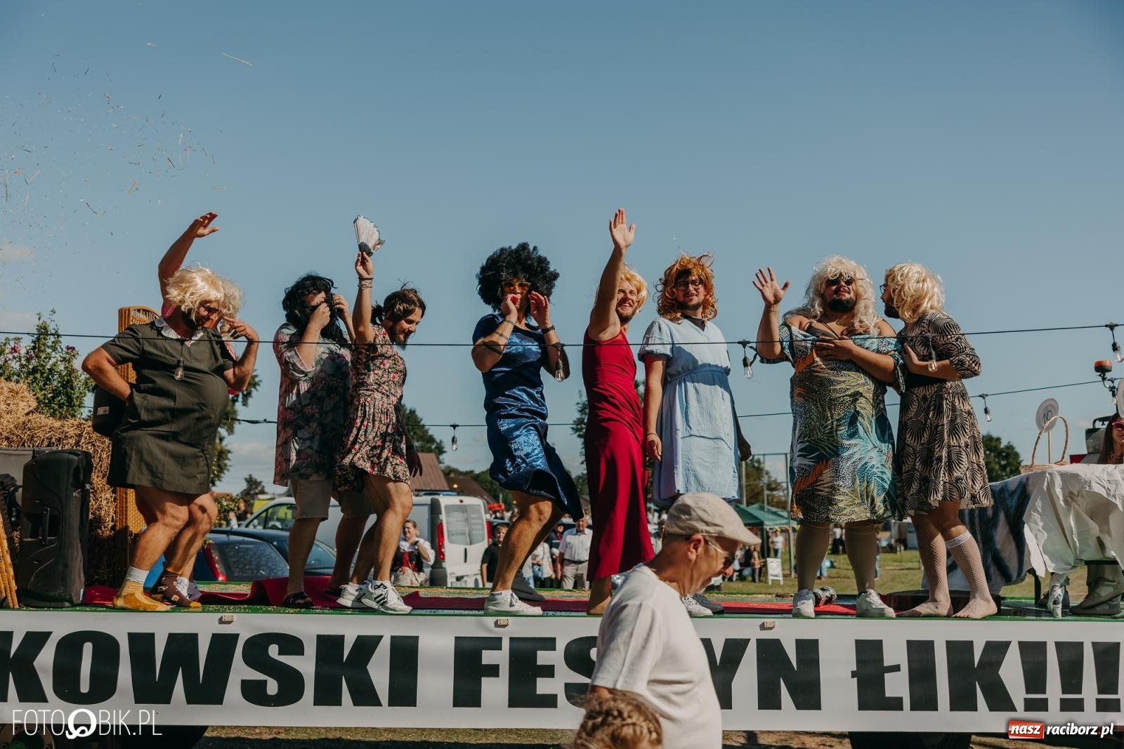 Zdjęcie w galerii na portalu naszraciborz.pl: Bieńkowice pokazały, że na śląskiej wsi potrafią się bawić. Korowód pełen humoru i nowoczesnych maszyn wiadomości z regionu