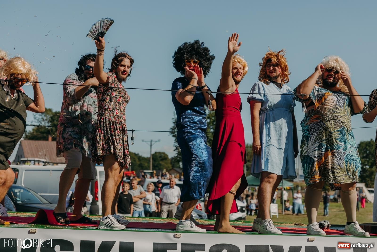 Zdjęcie w galerii na portalu naszraciborz.pl: Bieńkowice pokazały, że na śląskiej wsi potrafią się bawić. Korowód pełen humoru i nowoczesnych maszyn wiadomości z regionu