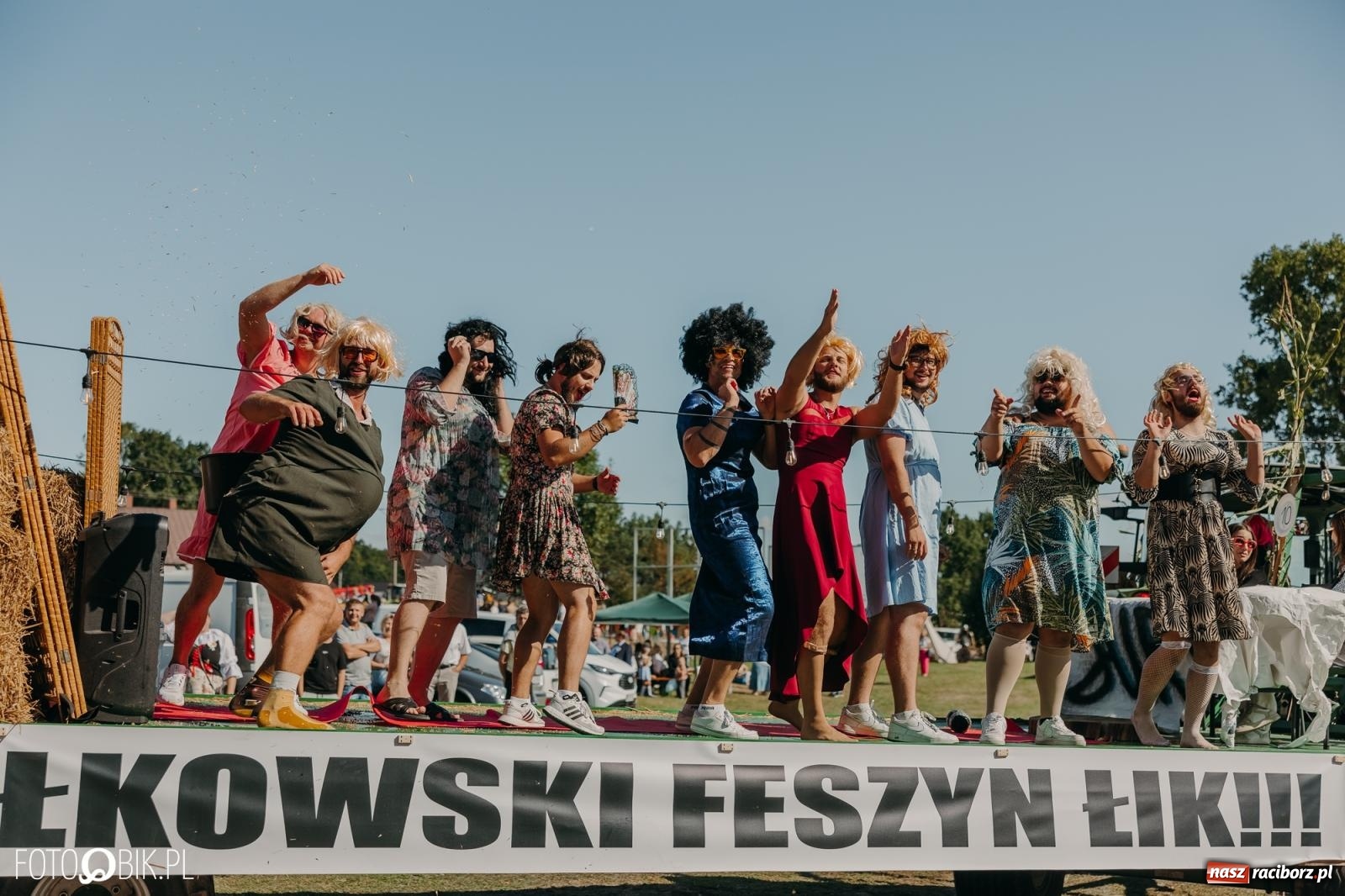 Zdjęcie w galerii na portalu naszraciborz.pl: Bieńkowice pokazały, że na śląskiej wsi potrafią się bawić. Korowód pełen humoru i nowoczesnych maszyn wiadomości z regionu
