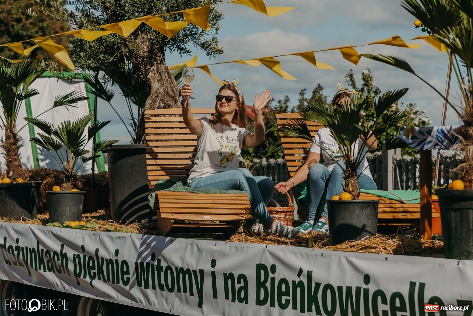 Zdjęcie w galerii na portalu naszraciborz.pl: Bieńkowice pokazały, że na śląskiej wsi potrafią się bawić. Korowód pełen humoru i nowoczesnych maszyn wiadomości z regionu