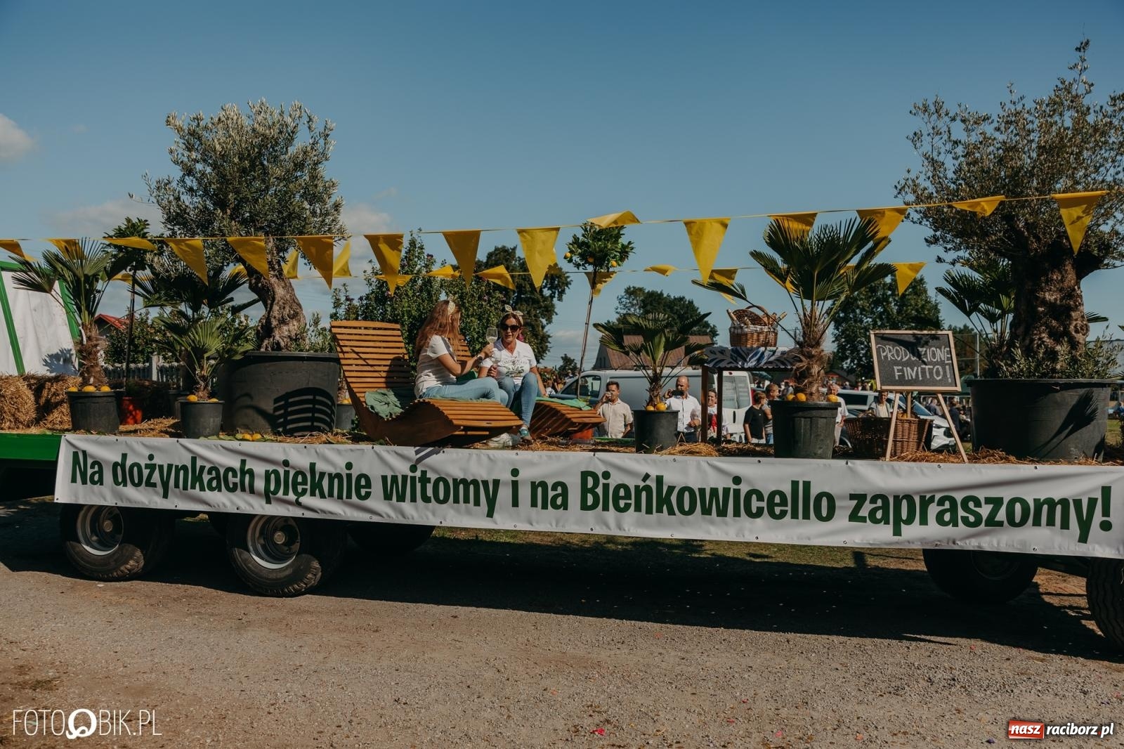 Zdjęcie w galerii na portalu naszraciborz.pl: Bieńkowice pokazały, że na śląskiej wsi potrafią się bawić. Korowód pełen humoru i nowoczesnych maszyn wiadomości z regionu
