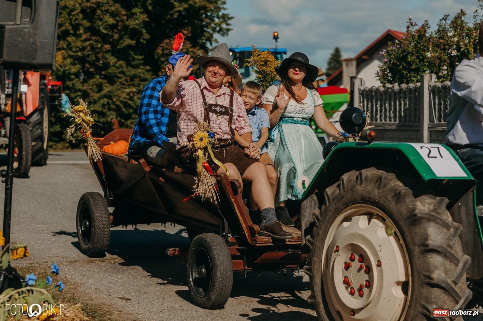 Zdjęcie w galerii na portalu naszraciborz.pl: Bieńkowice pokazały, że na śląskiej wsi potrafią się bawić. Korowód pełen humoru i nowoczesnych maszyn wiadomości z regionu