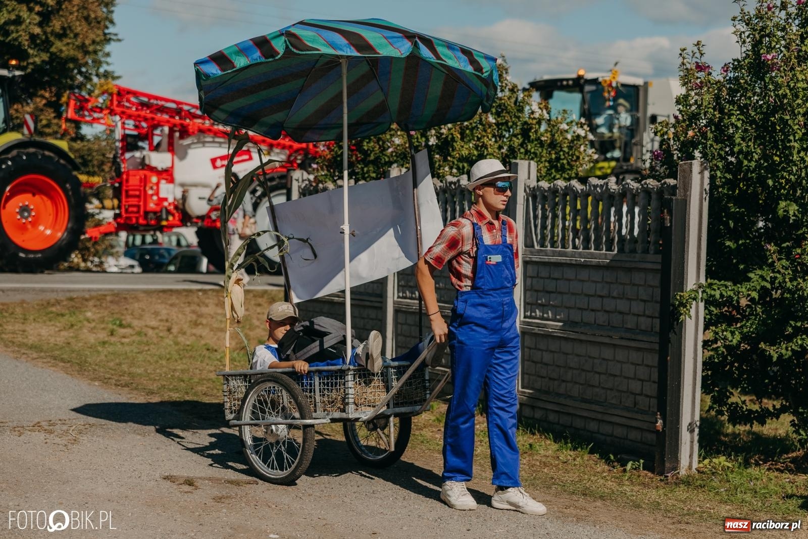 Zdjęcie w galerii na portalu naszraciborz.pl: Bieńkowice pokazały, że na śląskiej wsi potrafią się bawić. Korowód pełen humoru i nowoczesnych maszyn wiadomości z regionu