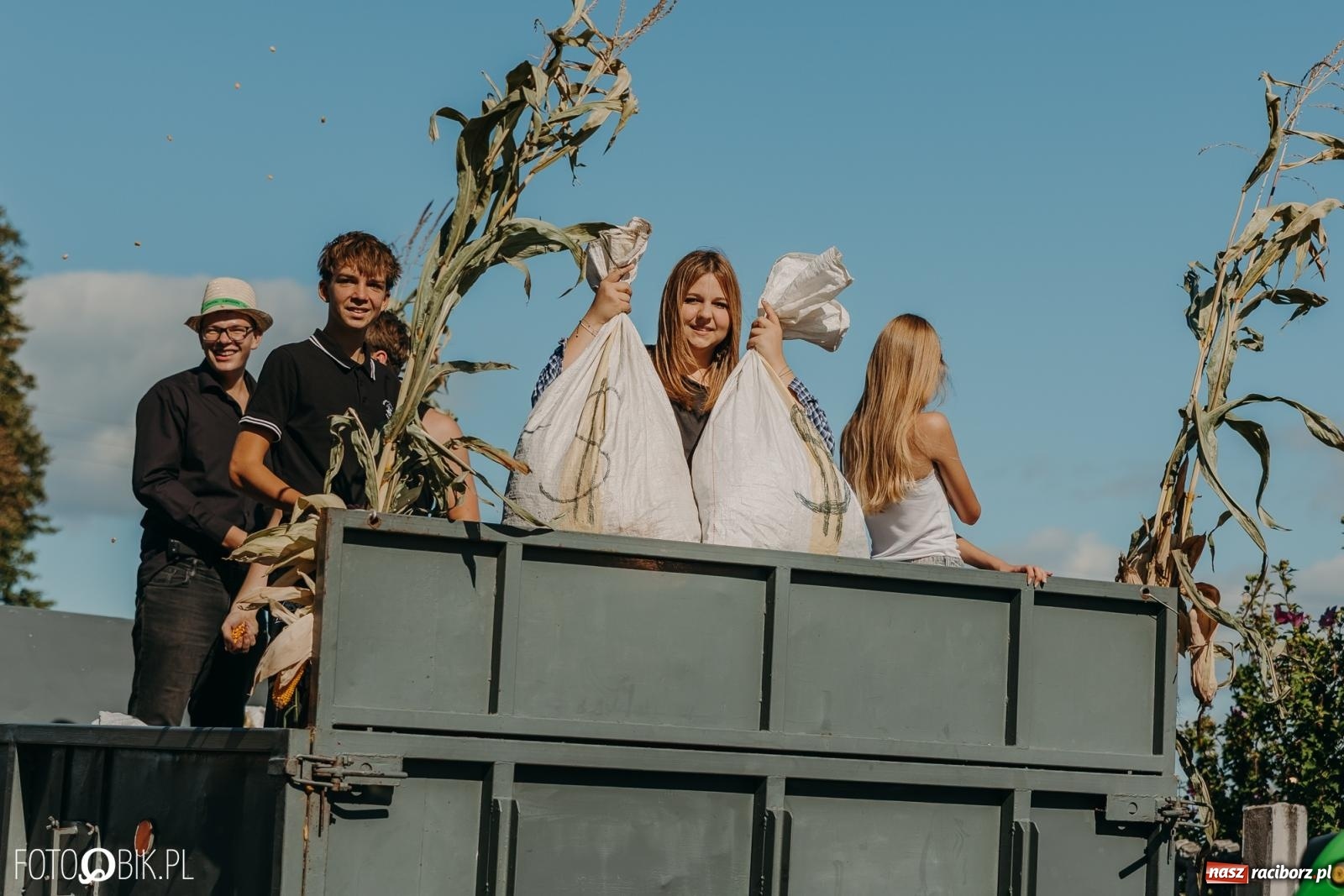 Zdjęcie w galerii na portalu naszraciborz.pl: Bieńkowice pokazały, że na śląskiej wsi potrafią się bawić. Korowód pełen humoru i nowoczesnych maszyn wiadomości z regionu
