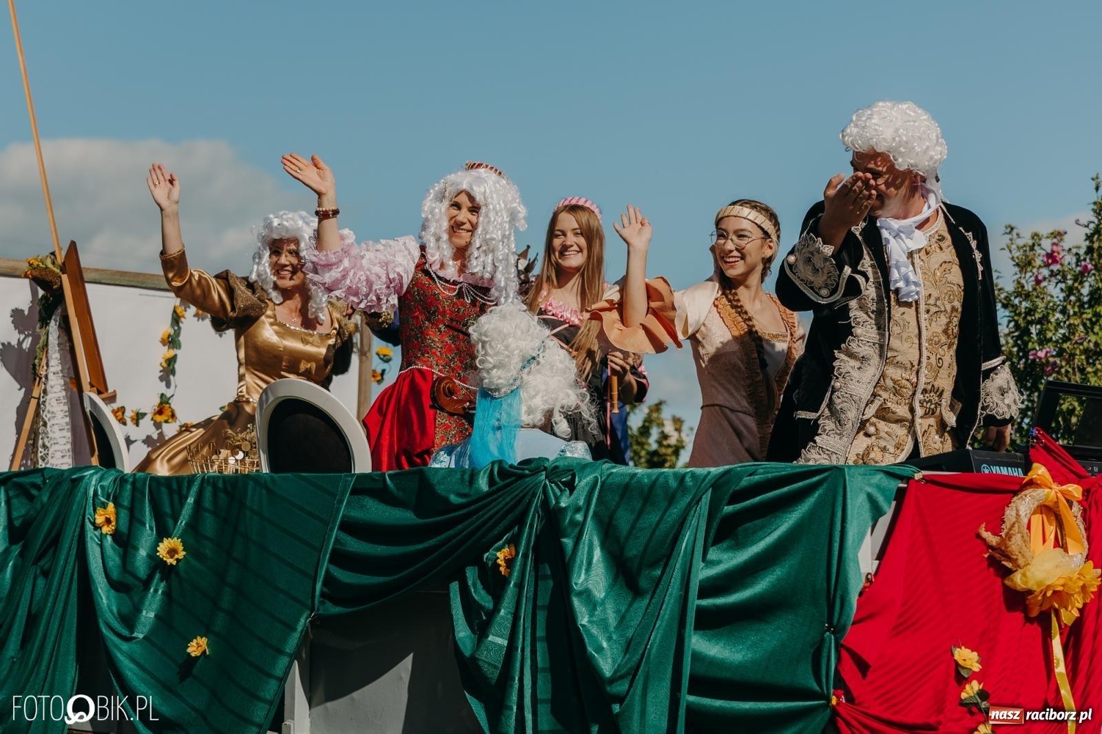Zdjęcie w galerii na portalu naszraciborz.pl: Bieńkowice pokazały, że na śląskiej wsi potrafią się bawić. Korowód pełen humoru i nowoczesnych maszyn wiadomości z regionu