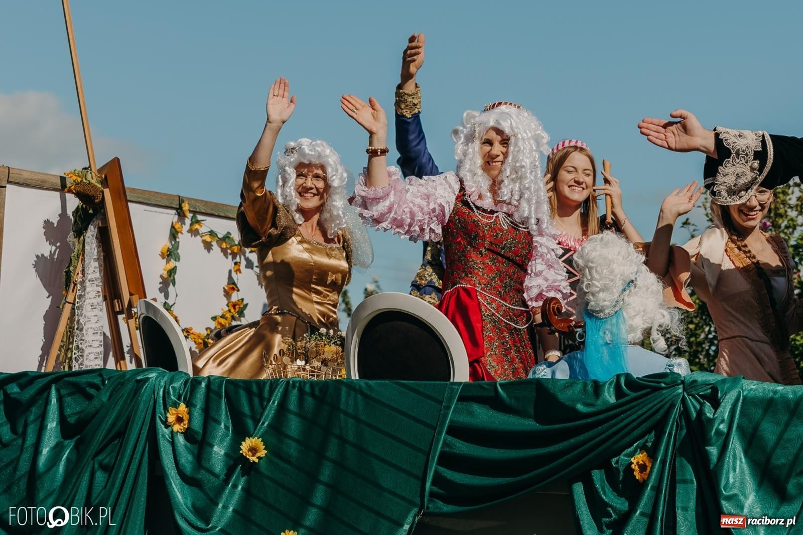 Zdjęcie w galerii na portalu naszraciborz.pl: Bieńkowice pokazały, że na śląskiej wsi potrafią się bawić. Korowód pełen humoru i nowoczesnych maszyn wiadomości z regionu
