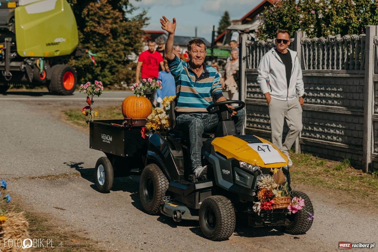 Zdjęcie w galerii na portalu naszraciborz.pl: Bieńkowice pokazały, że na śląskiej wsi potrafią się bawić. Korowód pełen humoru i nowoczesnych maszyn wiadomości z regionu