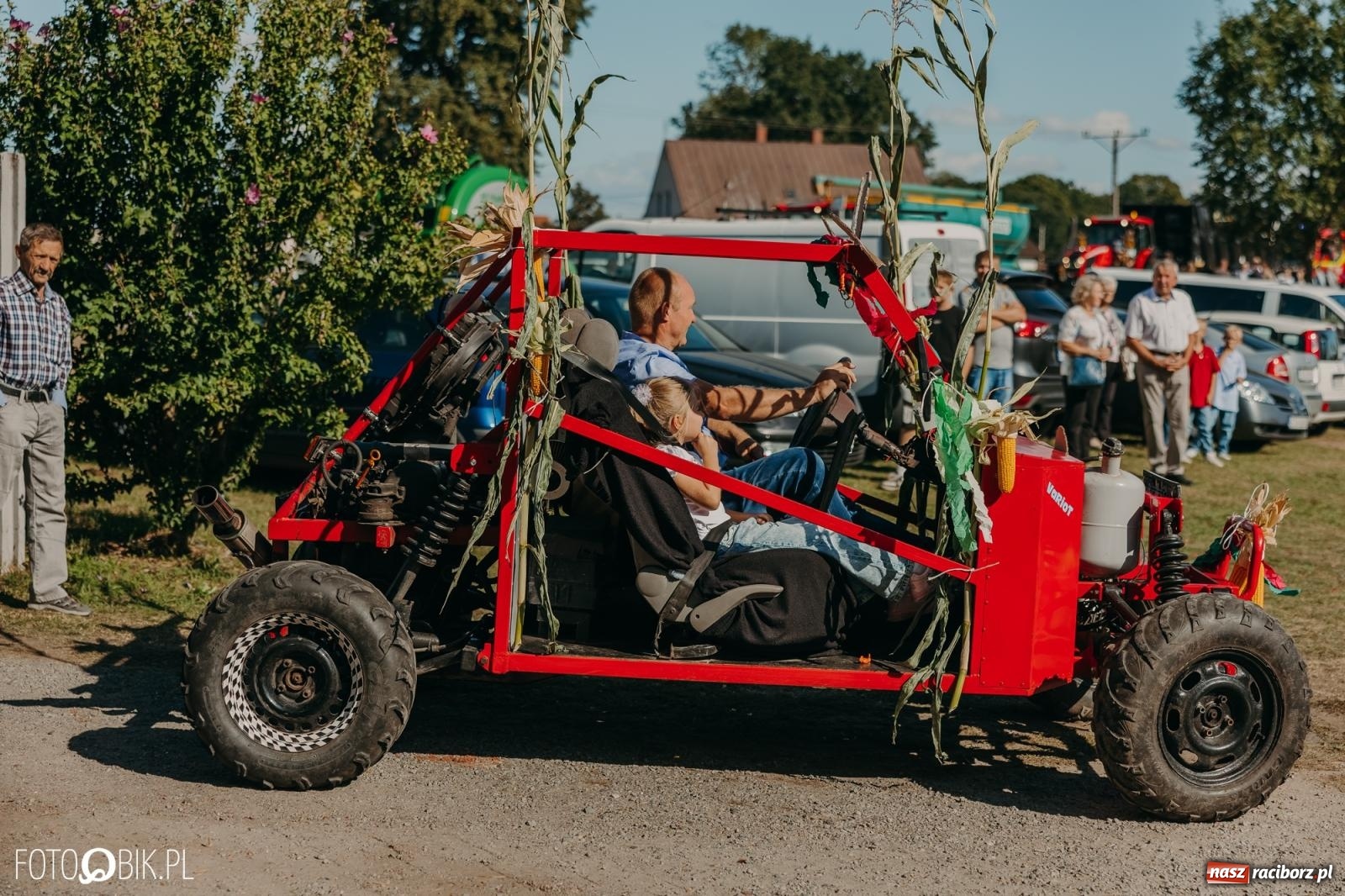 Zdjęcie w galerii na portalu naszraciborz.pl: Bieńkowice pokazały, że na śląskiej wsi potrafią się bawić. Korowód pełen humoru i nowoczesnych maszyn wiadomości z regionu
