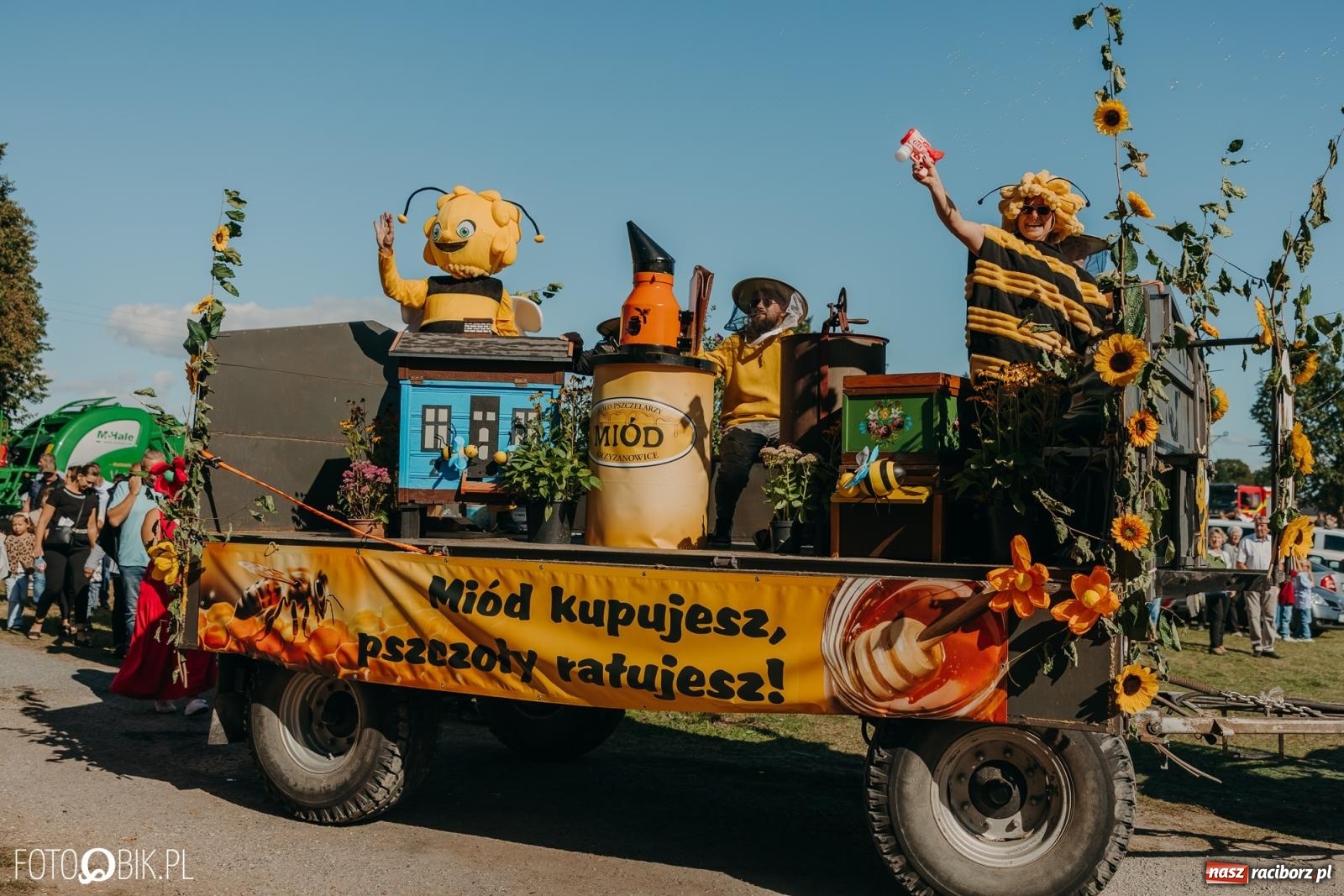 Zdjęcie w galerii na portalu naszraciborz.pl: Bieńkowice pokazały, że na śląskiej wsi potrafią się bawić. Korowód pełen humoru i nowoczesnych maszyn wiadomości z regionu