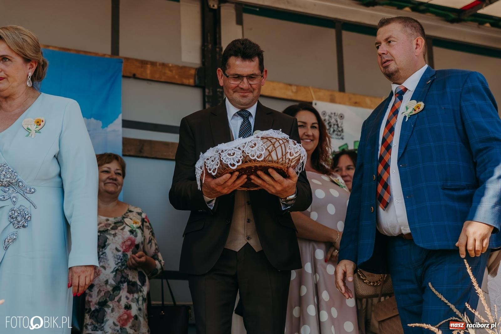 Zdjęcie w galerii na portalu naszraciborz.pl: Bieńkowice pokazały, że na śląskiej wsi potrafią się bawić. Korowód pełen humoru i nowoczesnych maszyn wiadomości z regionu