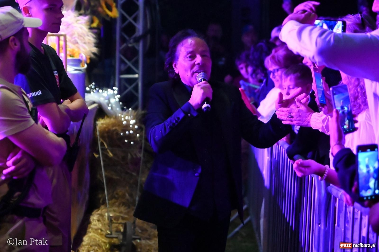Zdjęcie w galerii na portalu naszraciborz.pl: Francesco Napoli zakończył dożynki w Krowiarkach. Publiczność bawiła się razem z artystą [FOTO i WIDEO] wiadomości z regionu